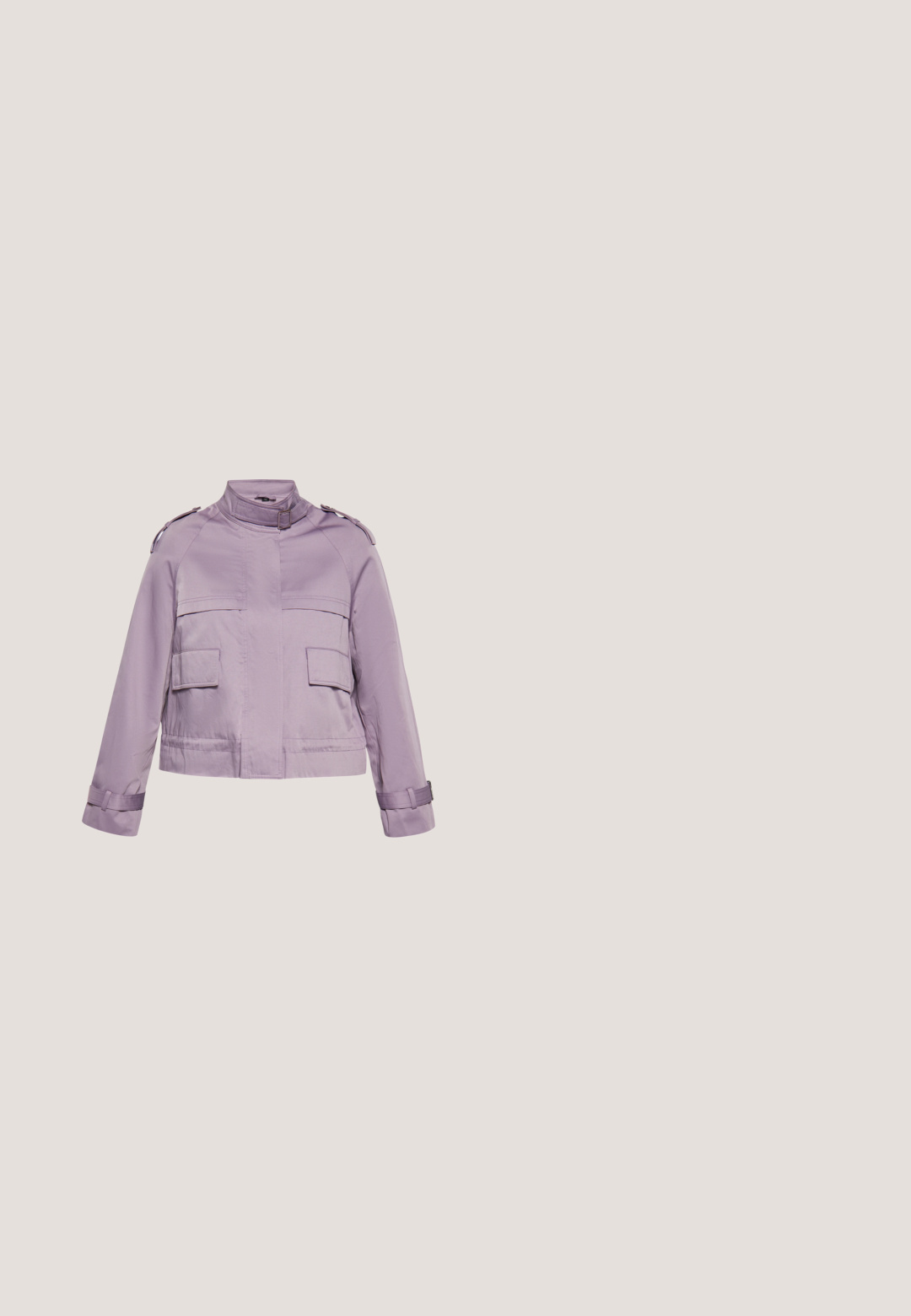 Veste courte lilas avec col montant à boucle, épaulettes, deux poches avant à rabat et sangles à boucle aux poignets.; Haut lilas à manches courtes en tissu lisse et léger, avec un col rond et des manches retroussées, offrant une coupe décontractée.; Pantalons taillés gris clair à coupe droite, présentant une texture lisse et des poches latérales, conçus avec une esthétique moderne et épurée.; Escarpin lilas à talon bloc avec un bout pointu et une extérieure en cuir lisse. Présente un petit accent en forme de cœur doré près du talon.; Sac bandoulière Valentino lavande avec sangle réglable, boucle dorée et logo sur le rabat avant, sur fond blanc.; Bracelet réglable en ficelle violette avec perles facettées lavande, entretoises dorées, une perle blanche centrale et un petit charm ange en or.