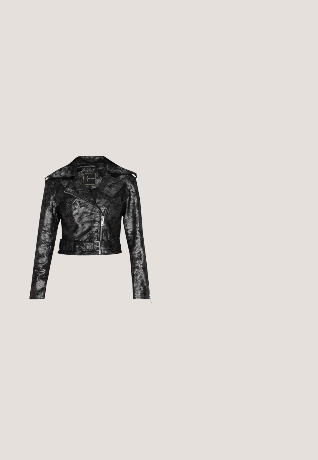 Schwarze, kurz geschnittene Lederjacke mit glänzender Textur, asymmetrischem Reißverschluss, weitem Kragen, Schulterklappen, Gürtel in der Taille und Reißverschlüssen an den Ärmeln.; Schwarzes trägerloses Korsett mit sechs Paaren dekorativer kupferner Knöpfe, die vorne vertikal angeordnet sind.; Monki Stoffhose - black dark; Schwarze, lackierte Knöchelstiefel mit glatter Textur, spitzem Zeh und strukturiertem Blockabsatz. Verfügt über ein reißverschlussfreies Design und kontrastierende Nähte.; Schwarze übergroße Cat-Eye-Sonnenbrille mit dunklen Gläsern und „Gino Rossi“-Logo an den Bügeln, dargestellt auf weißem Hintergrund.; Schwarze Handtasche aus Lackleder mit einem oberen Griff und einer silbernen Bienenverzierung auf der Vorderklappe.