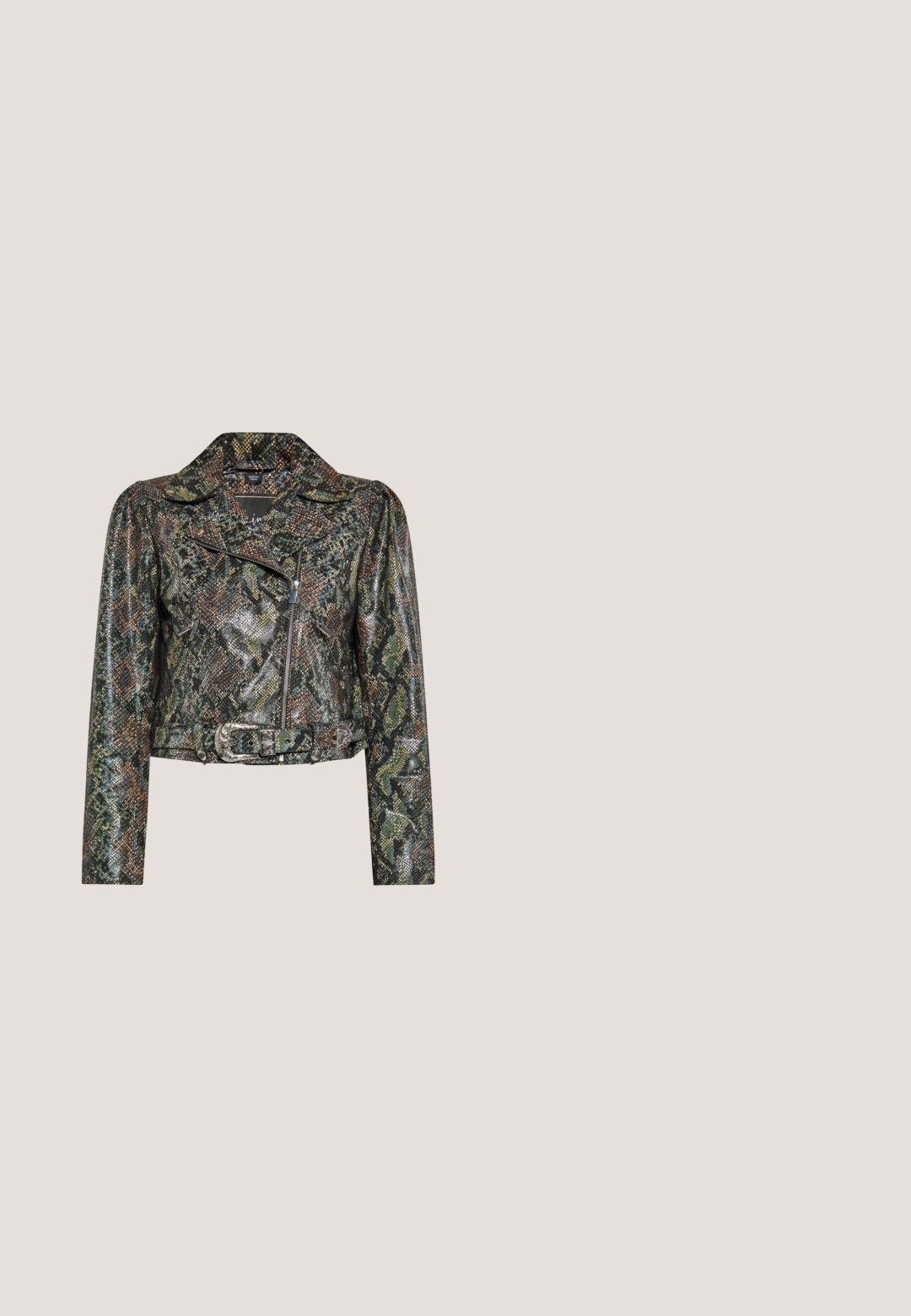 Eng anliegende Motorradjacke mit grünem und braunem Schlangenprint, asymmetrischem Frontreißverschluss, weitem Kragen und dekorativem Gürtel mit silberner Schnalle.; Blaue Batik-Bodysuit mit kurzen Ärmeln und rundem Halsausschnitt. Großes weißes "GUESS"-Logo auf der Vorderseite, mit hoch geschnittenem Saum.; Replay ZOLIE PANTS HYPERFLEX ORIGINAL - Jeans Straight Leg - light blue; Braune Leinensneaker mit gemustertem Design, weißen Akzenten, goldfarbenem Logo und einer weißen Gummisohle. Klassischer Schnürstil.; Cremefarbene, gesteppte Handtasche mit goldener Kettenriemen und schwarzem Leder-Schulterpolster, vorne mit kleinem dreieckigem Logo.; Goldplattiertes Armband mit einem Unendlichkeitssymbol, Doppelketten-Design und dreieckigem Anhänger, auf dem "GUESS" eingraviert ist.