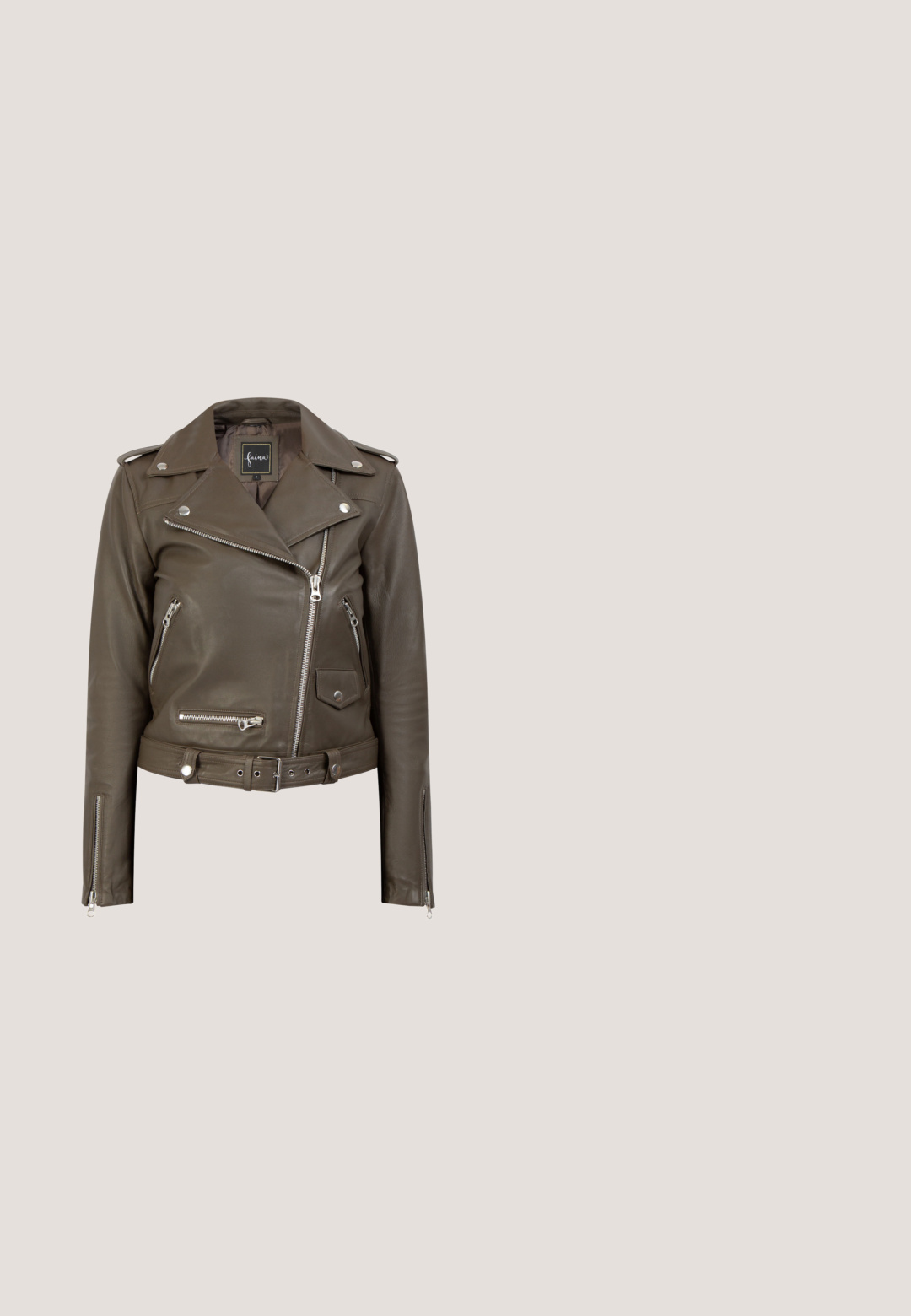 Braune Leder-Bikerjacke mit asymmetrischem Frontreißverschluss, Reißverschlusstaschen, Gürtel in der Taille sowie Schulterklappen und Kragen mit Druckknöpfen.; Langärmliges, verkürzt geschnittenes Oberteil aus strukturiertem schwarzem Stoff mit einem grauen Camouflage-Muster. Es hat einen runden Ausschnitt und ein kleines Etikett an der Seite.; Olivgrüne Cargo-Hosen mit mehreren Taschen, Kordelzugbund und lockerer Passform. Der Stoff hat eine weiche Textur und wirkt robust und langlebig.; Schwarze Lederknöchelstiefel mit strukturiertem Finish, silbernen Nieten an der Seite und einem metallischen Schnallenriemen. Verfügt über einen Reißverschlussverschluss an der Oberseite.; Silberne Gliederarmbandkette mit abwechselnd runden und offenen herzförmigen Gliedern sowie einem kleinen herzförmigen Anhänger in der Nähe des Verschlusses.; Schwarzer Ledergürtel mit mehreren runden silbernen Nieten und einer rechteckigen silbernen Schnalle auf weißem Hintergrund.