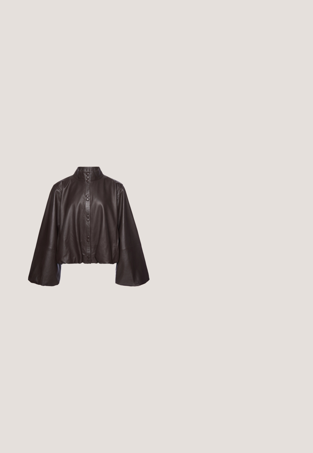 Dunkelbraune Lederjacke mit weiten Ärmeln, hohem Kragen und vorderem Druckknopfverschluss, taillenkurz geschnitten.; Schwarzes Kurzarmshirt mit hohem Rundhalsausschnitt und lockerem, kastigem Schnitt vor weißem Hintergrund.; Braune Weitbein-Hosen mit Wickeldesign, aus einem glatten, leichten Stoff gefertigt. Mit einem gefältelten Bund und einer fließenden Silhouette.; Dunkelbrauner, strukturierter Leder-High-Heel-Schuh mit spitzer Spitze, schwebend über einem grauen Boden vor satinierten Glasplatten.; Rechteckige Sonnenbrille aus Schildpatt mit dunkelbraunen Gläsern und feinem Golddetail am Steg, liegend auf einer schlichten weißen Oberfläche.; Schwarze gesteppte Handtasche mit Tragegriff oben und goldenem Vogelverschluss an der vorderen Klappe, inklusive abnehmbarem Schulterriemen.