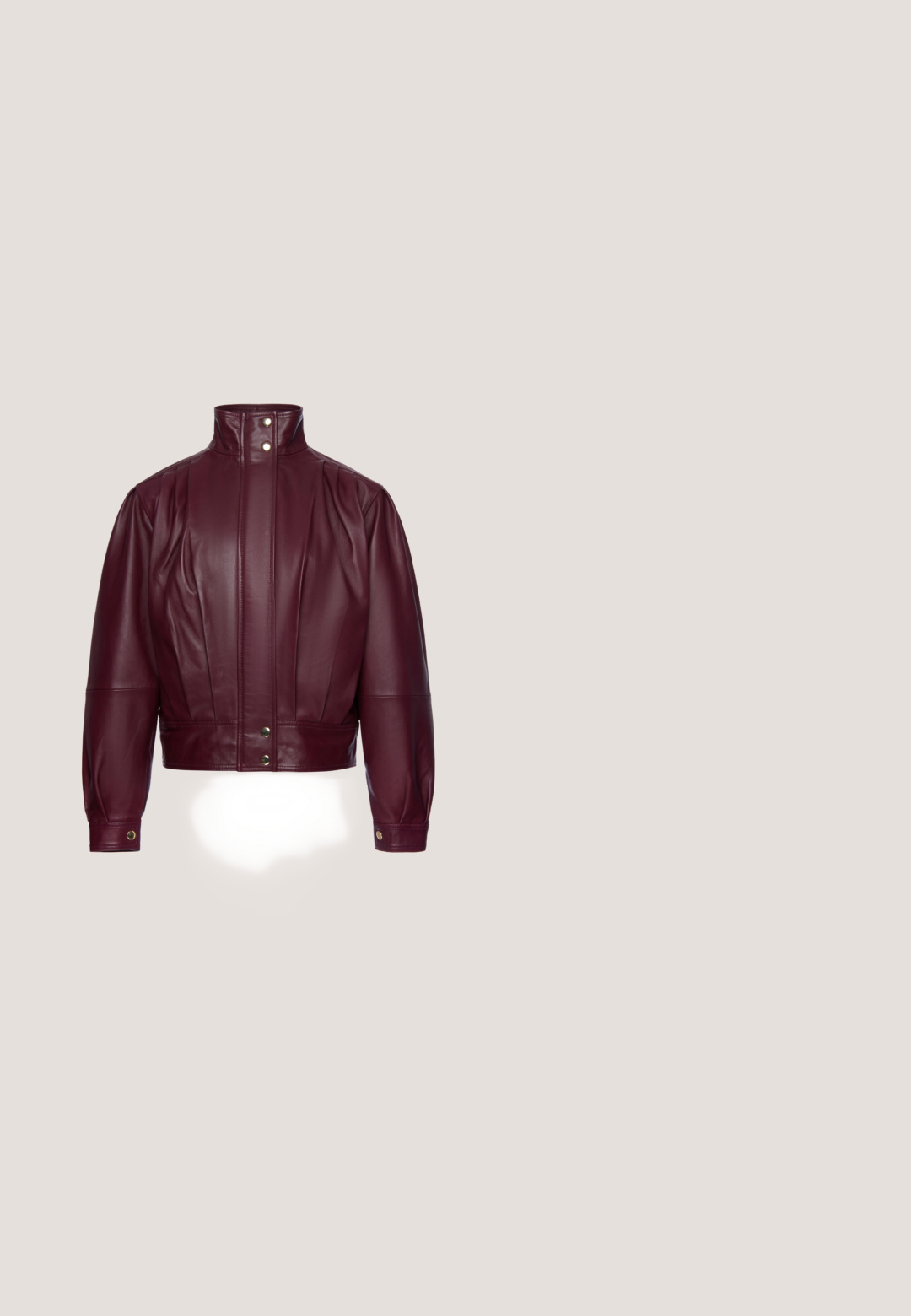 Kropskort maroon læderjakke med høj hals, lukning med trykknap og lange ærmer med trykknap ved manchetterne.; Bourgognefarvet langærmet crop top lavet af strækbart stof med rund halsudskæring og broderet "HUGO" tekst på brystet.; Bordeaux farvet faux læder blyantskirt med slidser i siden, glat tekstur og sømdetaljer, der har en tætsiddende silhuet og knælangt design.; Røde patentlæder højhælede pumps med spidse tæer og udskårne sider, der har en elegant stilethæl. Glat, blank overflade.; Bordeaux farvet faux læder handbag med en afrundet form, samling detaljer og et guldtonet metalhåndtag. Glat tekstur og blank finish.; Delikat guldkædearmbånd med runde og hjerteformede røde ædelsten, der har en krokodillelås, på en hvid baggrund.