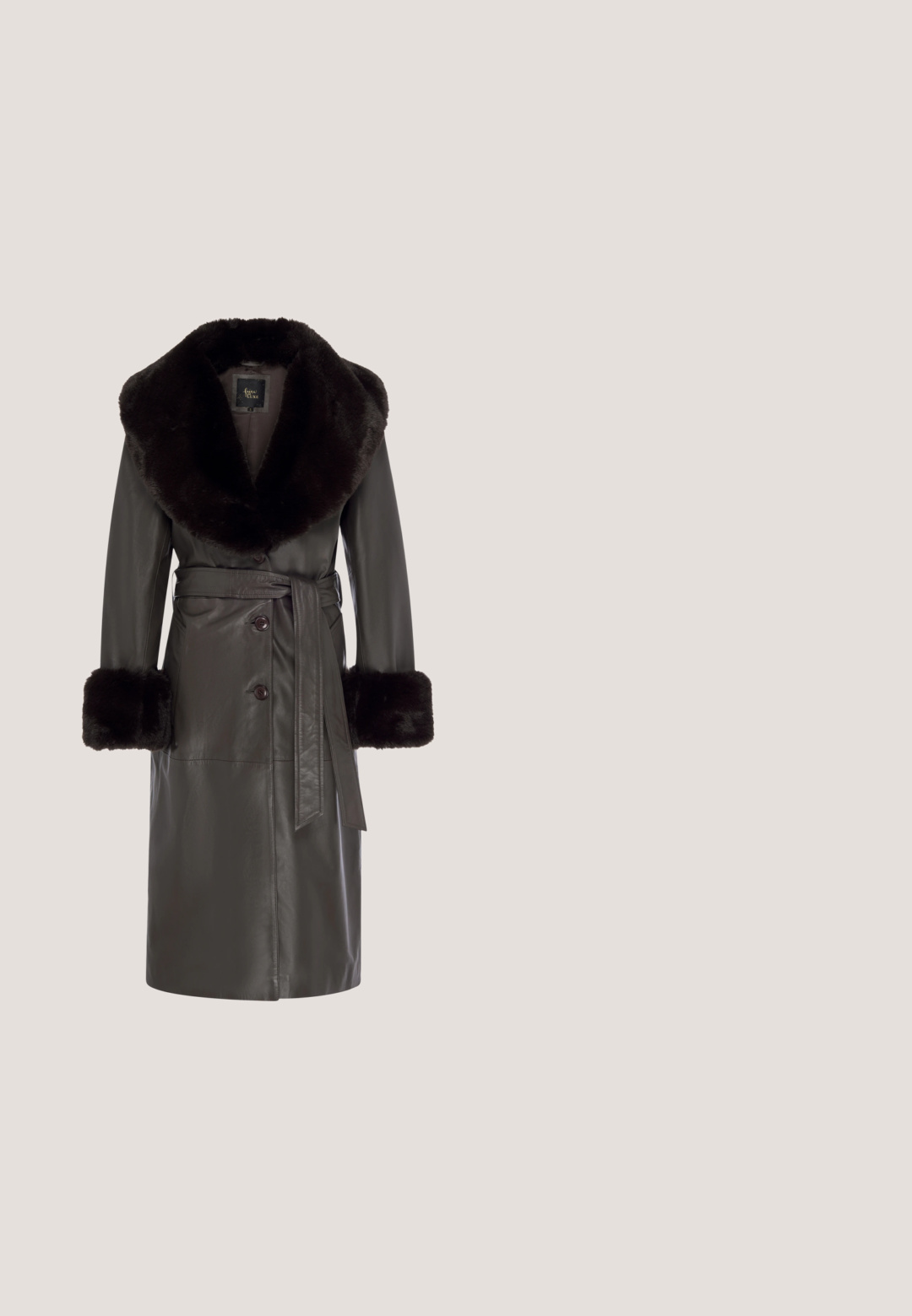Lange donkerbruine leren jas met brede bontkraag en bontmanchetten, knopen aan de voorkant en bijpassende leren riem gestrikt in de taille.; Bruine shirtjurk van zacht materiaal, met een sluiting aan de voorkant met knopen, lange pofmouwen en een aansluitende taille met geplooide details.; Anna Field Laarzen - bordeaux; Rechthoekige schildpadzonnebril met donkerbruine glazen en gouden details op de pootjes, schuin op een witte achtergrond.; Bruine gewatteerde stoffen draagtas met twee lange en twee korte handvatten, met een golvend stikselpatroon en rechthoekige vorm.; Gouden kettingarmband met gestructureerde schakels en een centrale gepolijste ovaal. Gecombineerd met oorbellen in bloemvorm met een gestructureerde afwerking en een edelsteen.