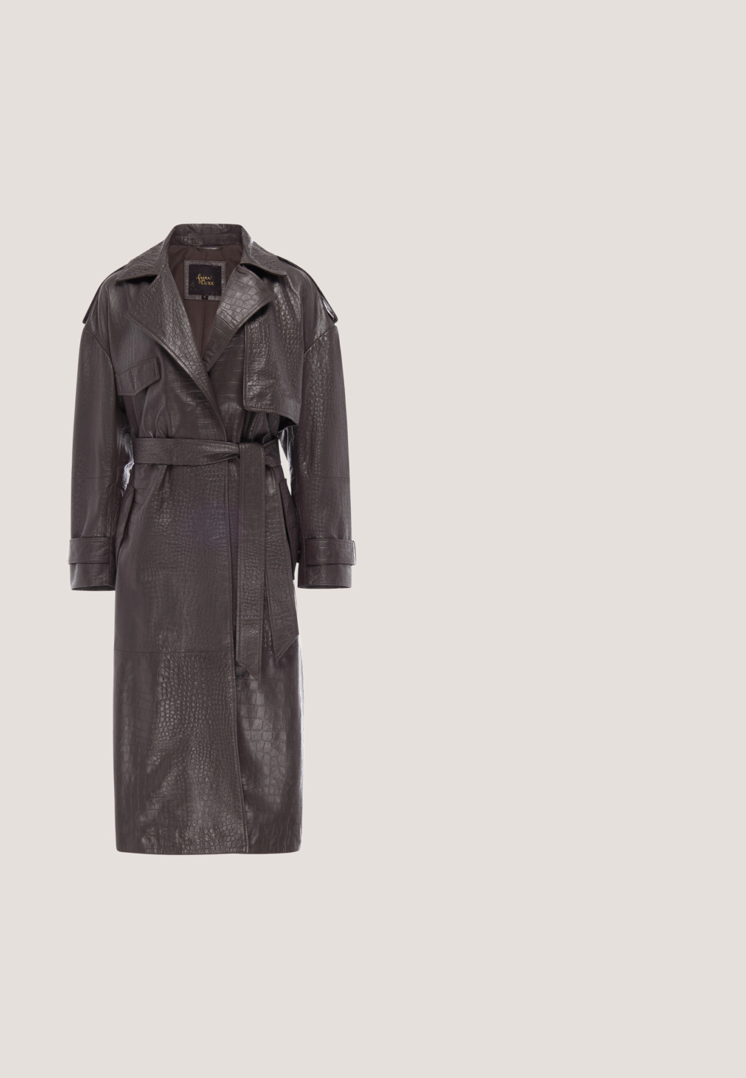Mørkebrun, lang trenchcoat i imiteret krokodilleskind med brede slag, bælte i taljen og klaplomme på brystet.; Mørkebrun off-shoulder sweater med puffede lange ærmer med sorte blondepaneler og tætsiddende manchetter.; Høj talje, vidde ben, mørkebrune læderbukser med knap foran og skjult lynlås, med bæltestropper og sømdetaljer ved knæniveau.; Snoningsstøvle til anklen med spidse tæer, der har en glansfuld overflade, neutrale beige- og brune farver, lav sort hæl og tekstureret mønster.; Mørkebrun tekstureret læderhåndtaske med guldkædestrimmel og guldt oval lukning på frontklappen.; Guldhalskæde med små perler og tre charms: en stjerne, en firkløver og en rektangulær plade med et indgraveret hjerte.