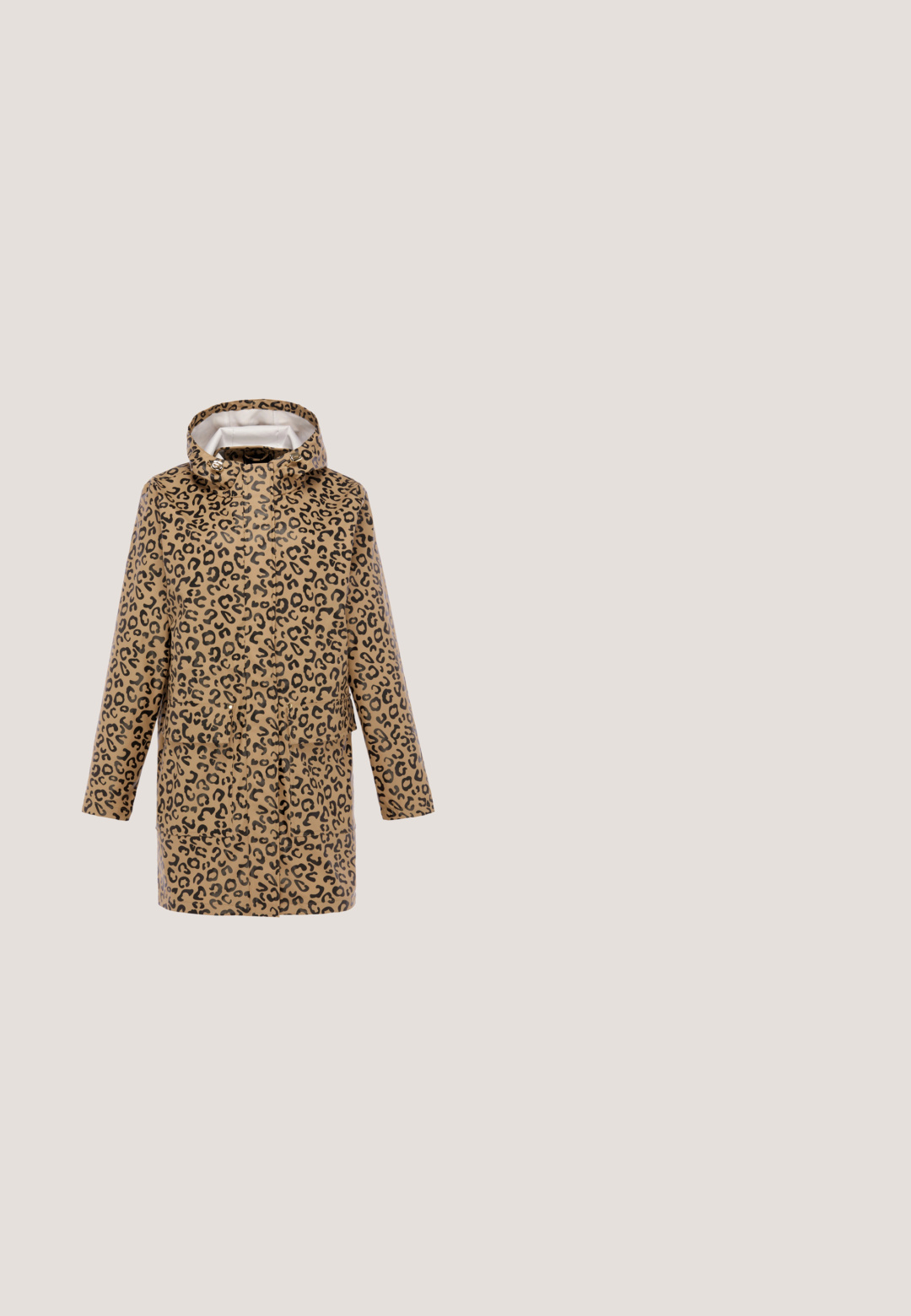 Brun vandtæt jakke med sort leopardmønster, hætte med snore, lange ærmer og forlommer.; Beige og creme mønstret striktrøje med høj hals, som har bølgede designs og en afslappet pasform, lavet af blødt strukturstof.; Brune faux læder leggings med en høj sort talje, der har en glat, blank finish og en tætsiddende design til anklerne.; Taupe ruskinds ankelstøvle med tyk hvid sål, hvid krydssting, lynlås på siden og blød foring synlig ved kraven.; Brun rektangulær håndtaske med lodden kant og pompom tilbehør, med en lille metal mærkeplade foran og en læderrem.; Armbånd i rosaguld med et dobbelt kæde-design og et uendelighedssymbol-charme. Glat tekstur med en karabinlås og justerbar kæde.