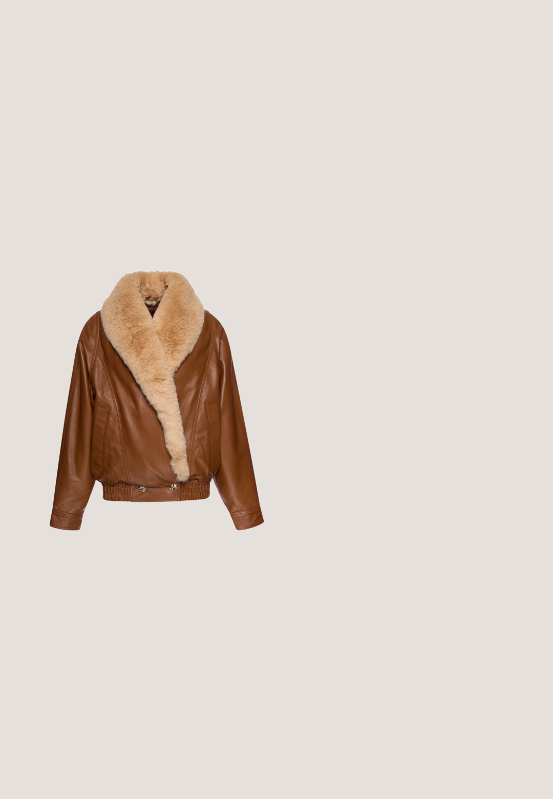 Brun læderjakke med bred beige pelskrave, forlommer, elastisk talje og guldlåsedetaljer.; Bluse med leopardprint, V-hals, lange ærmer, knyttet foran og knapdetaljer. Fremstillet af letvægts, tekstureret stof.; Bordeaux læder brede bukser med en glat tekstur, der har en frontlukning med knap, bæltestropper og to sidelommer.; Læderprint højhælede sko med spidse tæer og en slank silhuet, der har et blødt, struktureret overdæk og en tynd stilethæl.; Skuldertaske med slangeprint og en buet form, der har en lås i guldton og en kæderem. Materialet har en blank finish med teksturerede detaljer.; Tre ringe på en hvid overflade: en skinnende guldfarvet kuppel-formet, en cremet marmoreret stor, og en tynd guldfarvet med afrundede perler.