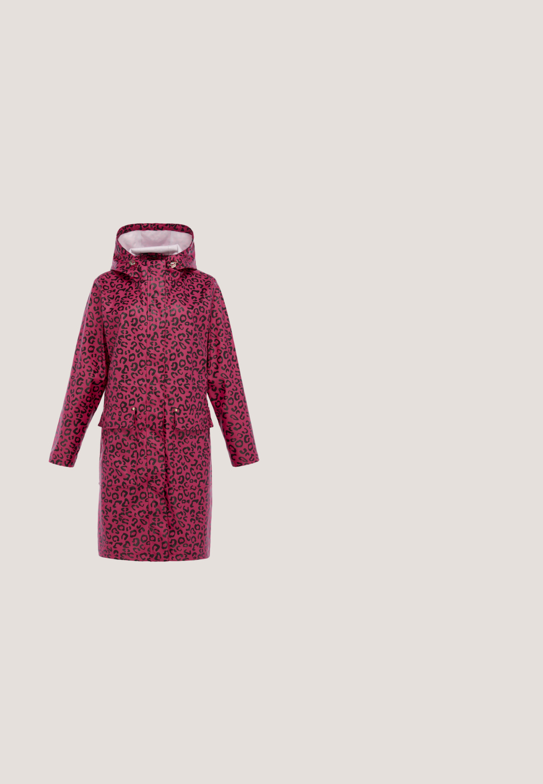 Langer rosa Regenmantel mit schwarzen Leopardenflecken, Kapuze, Frontreißverschluss und zwei Klappentaschen auf weißem Hintergrund.; Kurzärmeliges, grob gestricktes Pullover in leuchtendem Pink mit rundem Ausschnitt und lockerem Schnitt vor weißem Hintergrund.; Dunkelblaue Jeans aus Denim mit leichter Verblendung, Fünf-Taschen-Design, Knopfverschluss und Bootcut-Beinstil, mit dem Etikett "ONLY" am Bund.; Off-White Sneaker mit beigen Fersendetail und floralem Design an der Seite, präsentiert über einem strukturierten beigen Teppich und neutralem Sofa-Hintergrund.; Graue Umhängetasche mit verstellbarem Riemen, strukturiertem Muster und metallischem Replay-Logoschild in der Mitte vorne.; Halskette aus Roségold mit herzförmigem Anhänger mit rosa Edelstein und passende Ohrstecker mit rosa Edelstein auf weißem Hintergrund.