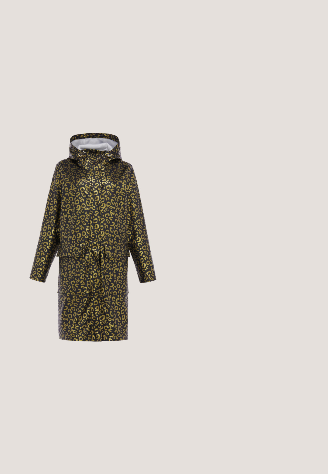 Lang hættejakke med sort og guld leopardmønster og forlommer, vist på hvid baggrund.; Gul, fuzzy sweater med sort dyreprint, lange ærmer og rund hals, der fremviser en blanding af stribede og prikkede mønstre.; Grøn fløjls skjorte med sorte prikker, knaplukning foran og spidse kraver. Lange ærmer med knapmanchetter, tekstureret overflade.; Leopardprint brede bukser i blødt stof med en blanding af brune, sorte og cremede farver, designet til en afslappet pasform.; LOLA CASADEMUNT Støvletter - gold; Guldfarvet metallisk læder tote taske med forlængede håndtag, flad rektangulær form og nitter på hjørnerne af bunden. Glat tekstureret finish.