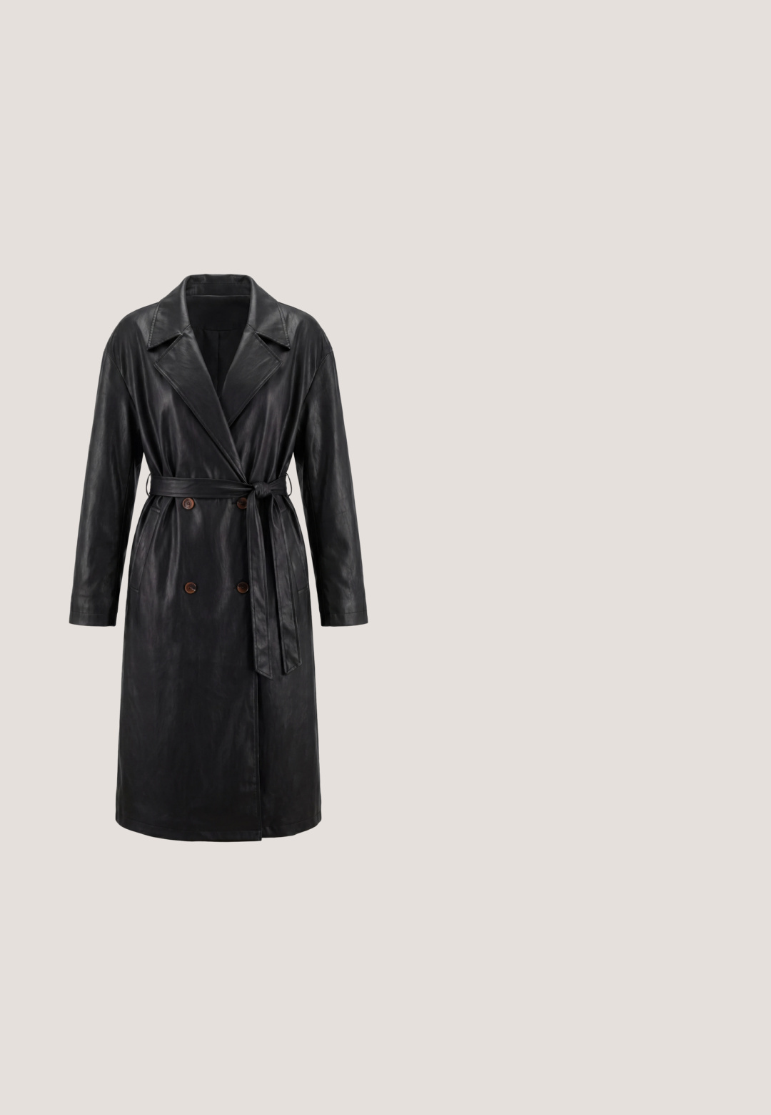 Zwarte trenchcoat van nep leer met brede revers, dubbele knoopsluiting, lange mouwen, zijzakken en een gestrikte tailleband.; Zwarte mouwloze jurk tot aan de knie met geplooide details en een zilveren broche op de linkerschouder bij een geplooide halslijn.; Zwarte suède high-heel pump met een spitse neus, een strak design en een stiletto hak. Voorzien van een gladde binnenvoering.; Zwarte ovale zonnebrillen met gradientlenzen, glanzende afwerking en bruinaccenten op de pootjes met logo-detail. Strak en modern ontwerp.; Zwarte schoudertas van nep leer met een gebogen ontwerp, gouden accenten, kettingband en het ingeblazen "Guess"-logo. Voorzien van een klep sluiting.; Gouden kettinghalsband met in elkaar grijpende schakels, voorzien van vijf hartvormige bedels, waarvan er twee gegraveerd zijn met "GUESS" en één met strass.