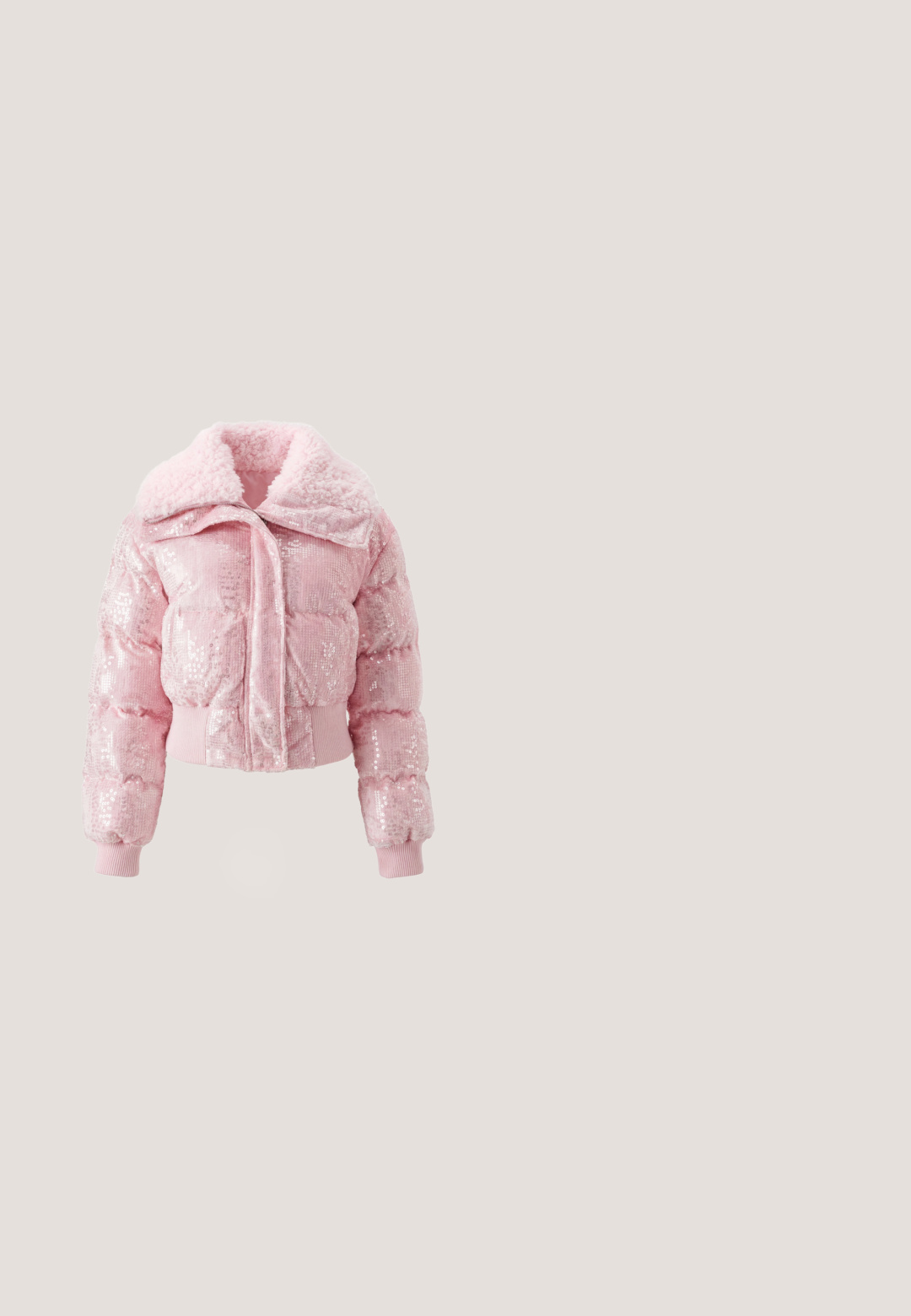 Rosa Daunenjacke mit großem Kragen, Paillettenverzierungen, gerippten Bündchen und einem gerippten Bund.; Paillettenkleid mit Rundhalsausschnitt, das einen Farbverlauf von Rosa zu Schwarz zeigt, ärmelloses Design und eine gerade Silhouette.; Rosa Lacklederabsätze mit abgerundetem Zeh, drei Riemen und Kirschverzierungen. Transparenter Blockabsatz mit floralen Akzenten. Weiße gerippte Socken.; Quadratische rosa Sonnenbrille mit dicken Rahmen und grauen Verlaufsgläsern, die auf einer weißen Oberfläche liegt, mit kleinen goldenen Logodetails an den Bügeln.; Kleine Handtasche, besetzt mit rosa Strasssteinen und einem gebogenen Griff aus großen klaren Edelsteinen.; Ohrringe aus Roségold mit großen rosa Kristallen und filigranen Facettierungen, ergänzt durch kleine klare Dekorsteine.