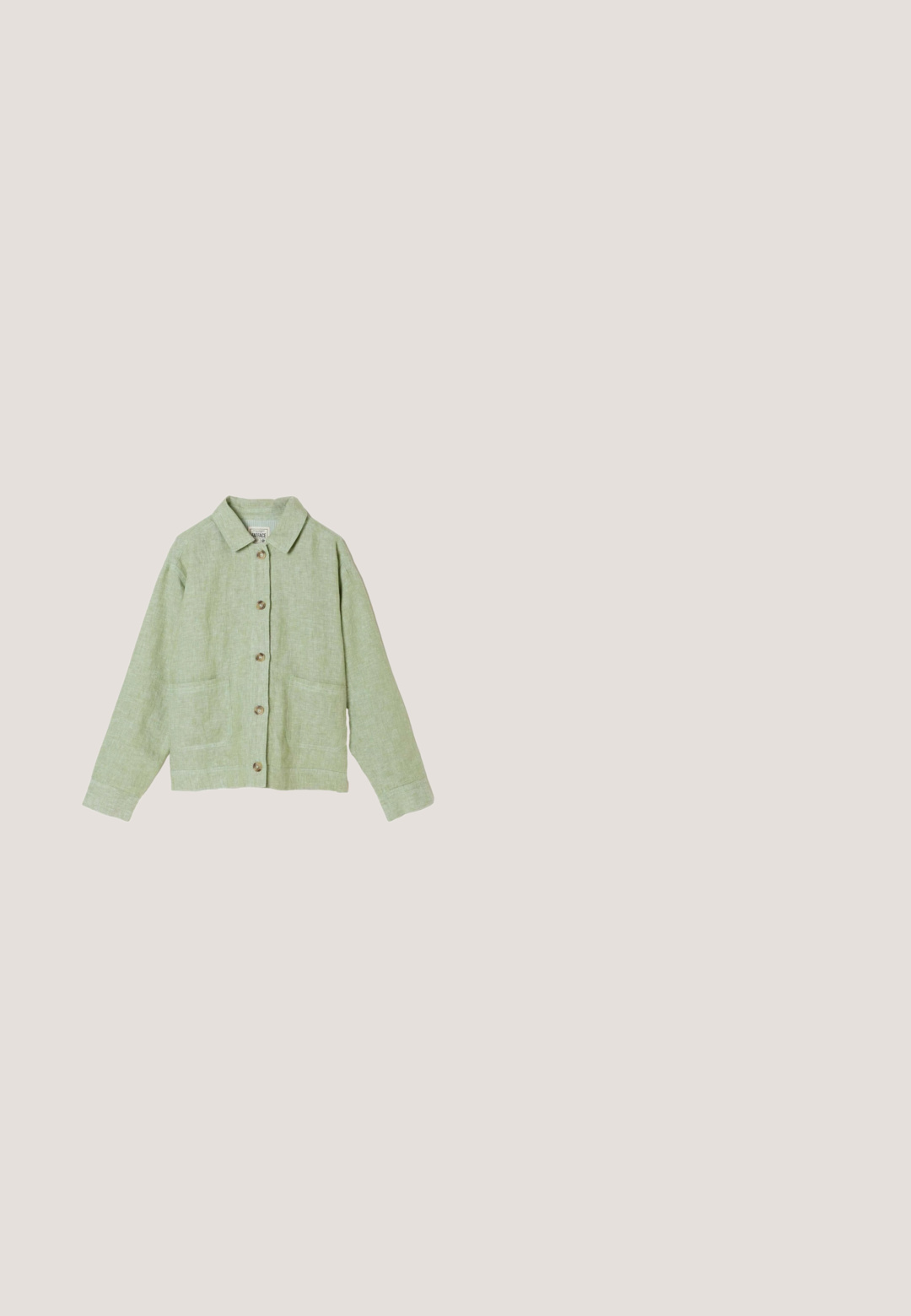 Lichtgroene linnen jas met knopen, kraag en twee opgestikte zakken aan de voorkant, lange mouwen en een casual pasvorm.; Donkerblauwe denim jumpsuit met korte mouwen, kraag, knoopsluiting aan de voorkant en tailleband met strik, voorzien van wijd uitlopende cropped broekspijpen.; Beige instappers met een gestructureerde bovenkant, verstelbare gespbandjes en een dikke, gevoerde zool. Lichtgewicht ontwerp dat geschikt is voor casual gebruik.; Octagonale bruine getinte randloze zonnebril met gouden metalen brug en bruine pootjes op witte achtergrond.; Beige gevlochten stro tote tas met open bovenkant en twee lichtgekleurde handvatten.; Goudkleurige kettingarmband met verschillende hangers, waaronder een schelp, een anker en een zeester, met een karabijnsluiting voor een veilige sluiting.