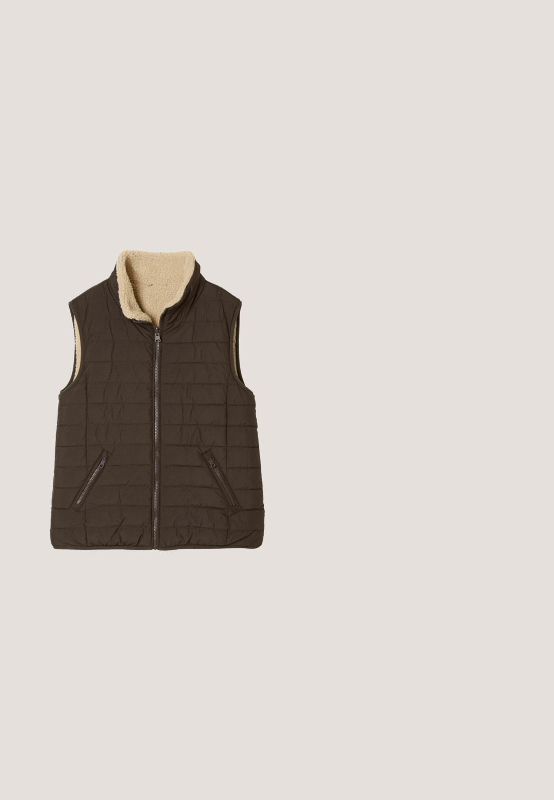 Ærmeløs mørkebrun quiltet vest med lynlås foran, to lynlåslommer og beige fleecefoer inde i kraven og armhulerne.; Brun kabelstrikket langærmet sweater med rund halsudskæring og lille broderet logo på øverste venstre bryst.; Denimskjorte i mørkeblå, med frontknaplukning, spidse krave og to brystlommer med klap. Lange ærmer med knapmanchetter.; Mørkeblå viddejeans med forlommer med guldkædedetalje og knaplåsning i taljen.; Brun lav top sneaker med tekstureret sidedesign, snørelukning foran, lynlåsdetalje og hvid hælkant på en tyk gummisål.; Mørkebrun tekstureret lædertaske med matchende pung, begge med sølv metal accenter og aftagelig skulderrem.