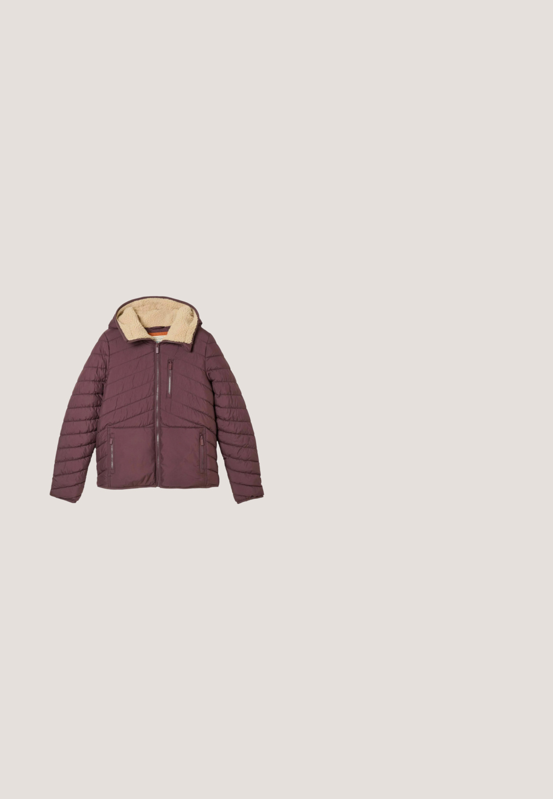 Polstret mørkerød jakke med diagonale quiltede syninger, lynlås foran, tre lynlåslommer og beige fleeceforet krave.; Lyserød stribet sweatshirt med trekvartærmer, rund halsudskæring og ribbede manchetter. Fremstillet af blødt stof med subtil tekstur.; Lyserød langærmet top med en tekstureret, ribbet design. Har en rund halsudskæring og samling ved håndleddene med snører.; Slanke jeans lavet af mørkeblå denim, med et klassisk fem-lomme-design, lige syninger og en knap- samt lynlåslukning.; Lyserøde og blå sneakers lavet af læder og ruskind, med et tekstureret mærke på hælen, kontrastlogo på siden og en holdbar gummisål.; Beige læderhåndtaske med en buet silhuet, topgreb og aftagelig skulderrem. Har diskrete syninger og grå accenter.