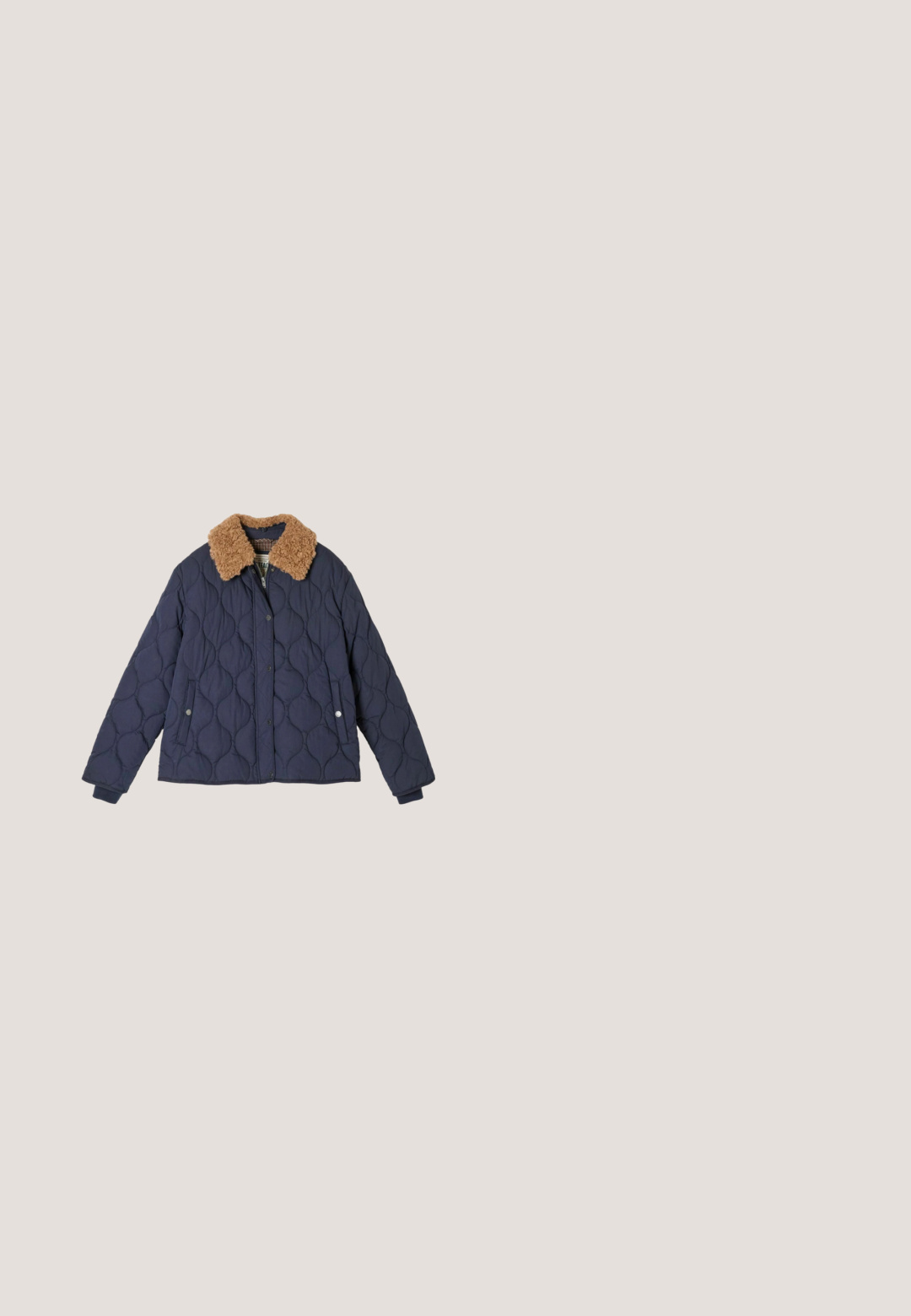 Marineblå quiltet jakke med brun imiteret shearling-krave, frontknapper med trykknap, sidelommer og ribstrikkede manchetter.; Marineblå langærmet crewneck sweater med ribbet kant og lille Tommy Hilfiger-logo på brystet, vist på en hvid baggrund.; Højtaljede blå jeans lavet af denim. Flared ben-design med knaplukning og lommer. Har en klassisk vask og syning detaljer.; Mørkebrun læderankelstøvle med guldfarvet spænde og blokhæl, set fra siden.; Rød og brun håndtaske med geometrisk mønster, to korte håndtag, aftagelig skulderrem og metal logo foran i midten.; Par af guldbelagte cirkulære øreringe med sammenlåste ringe og små segmenter af rød, hvid og sort emalje på hver hoop.