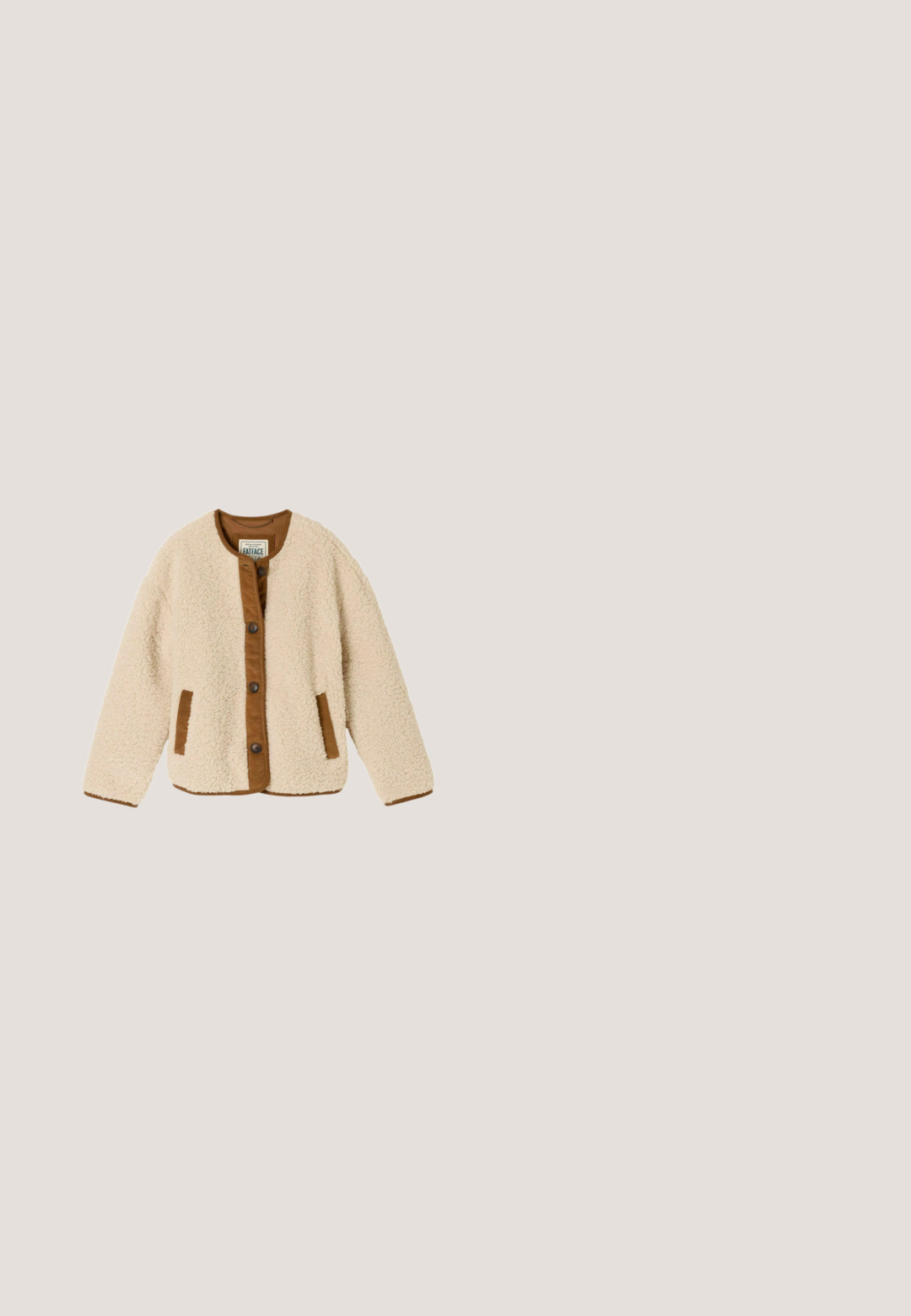 Sherpa-jas in crèmekleur met bruine bies, knoopsluiting aan de voorkant, ronde hals en zijzakken met bruine bies, plat neergelegd.; Crème kleurige cardigan met een V-hals, featuring een gemêleerd breipatroon, parelknopen aan de voorkant en geribde mouwen en onderkant.; Beige shirt met lange mouwen, gemaakt van geribd stof. Heeft een ronde halslijn en een aansluitende pasvorm. Eenvoudig ontwerp zonder patronen of accenten.; Wijdvallende blauwe denim jeans met een gemiddelde wassing. Beschikt over een tailleband met trekkoord, een voorkeurszak en een eenvoudige afwerking zonder extra versieringen.; Bruine suède enkellaarsjes met een ronde neus, gestikte details, een platte rubberen zool en een klein treklusje aan de achterkant voor eenvoudig aantrekken.; Lichtbeige tas met een textuurvolle, fluffy buitenkant en donkerbruine leren accenten. Voorzien van een korte handgreep en een verstelbare schouderriem.