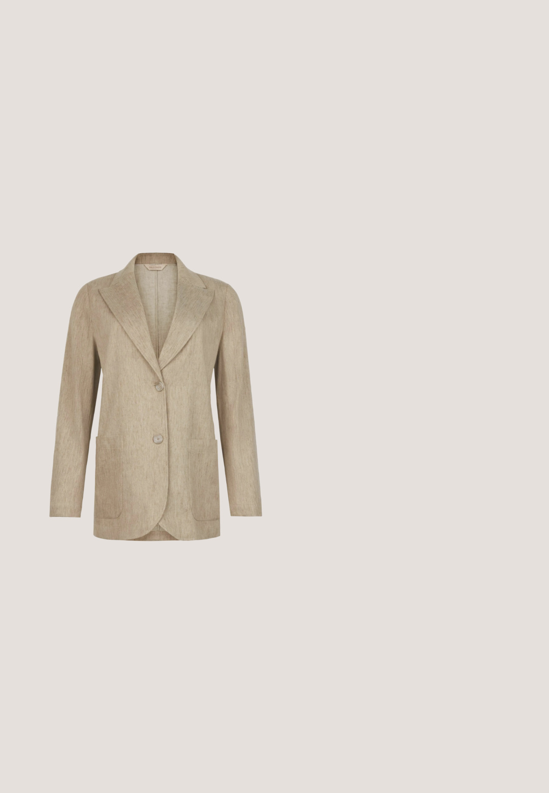 Beige hørblazer med brede revers, to frontknapper og to store frontlommer, vist på hvid baggrund.; Lang, lys kjole med en volangkrave, der har et blomster- og bladprint i grøn og blå på en lys baggrund. Udsvingede ærmer og kant.; Beige lærred wedge espadrille med et tekstureret bagpanel, ankelrem og flettet jute sål. Rund tå og flad hæl.; CHLOÉ Solbriller - havana-brown; Beige flettet mulepose med sort kant og håndtag, med rødt kursivskrift "Local Vibe" broderet foran.; Guldhalskæde med et skaldformet vedhæng med ribbede detaljer, hængende fra en fin kæde, hvilket skaber et elegant udseende.