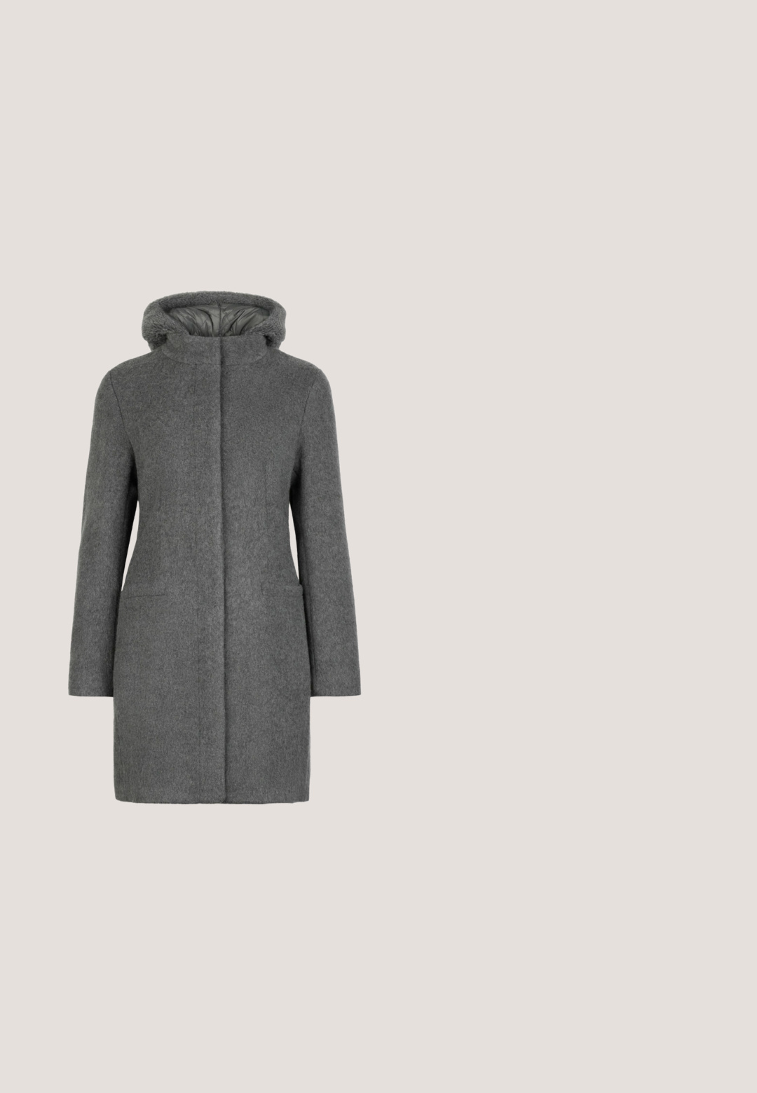 Grå uldblandings hættefrakke med lange ærmer, frontlommer og skjult lukning, designet til koldt vejr.; Mørkegrå turtleneck sweater lavet af blødt strikmateriale, med en afslappet pasform, lange ærmer og en høj, rullet hals.; Grå turtleneck sweater i blødt, strækbart stof. Har lange ærmer og en tætsiddende design, velegnet til lag-på-lag eller at have på alene.; Grå denim jeans med vid benåbning, der har et klassisk fem-lomme design og subtil falming over stoffet.; Sorte ruskind ankelstøvler med rund tå, tekstureret snøredesign og en træksløjfe bagpå. Har en kraftig sort sål.; Mørkegrå ruskindstaske med to lange håndtag og et lille centreret logo foran.