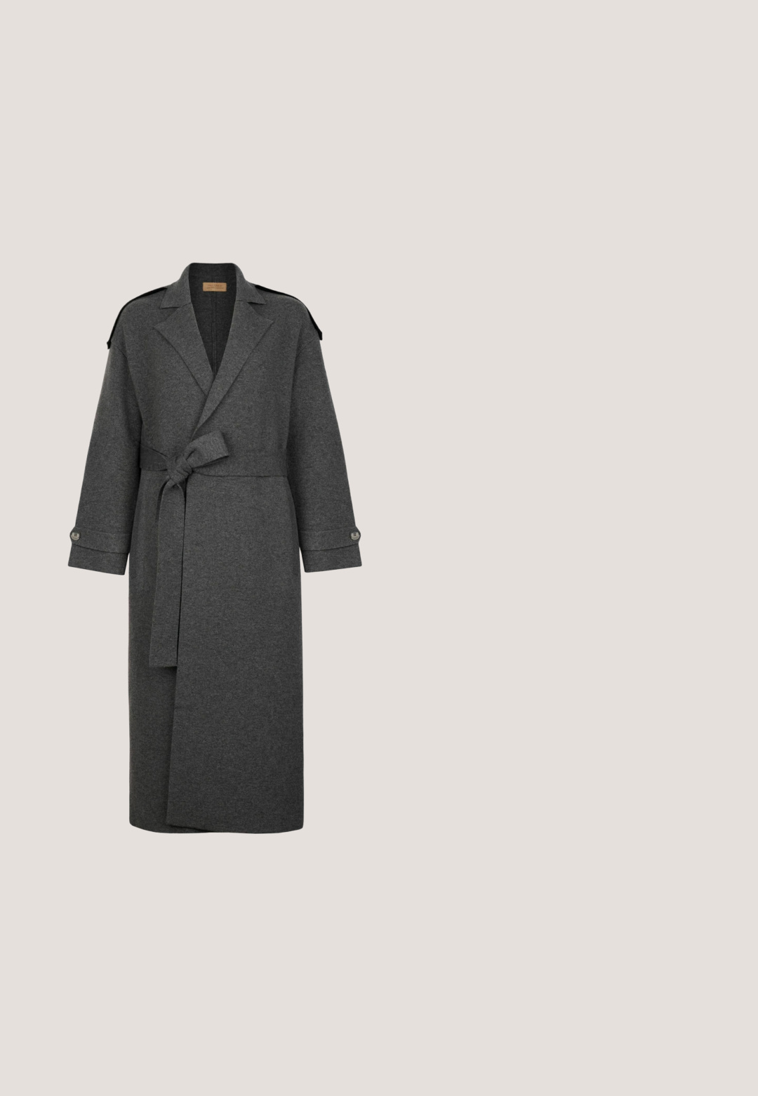 Grå uldfrakke med en omslagsdesign, langeærmer, sidelukning med bælte og skulderklapper; har detaljer med knaplukning ved ærmekanterne.; Grå cropped sweater med høj krave, lynlås lukning og drop shoulder. Lavet af strikket stof med en struktureret overflade.; Grå langærmet skjorte lavet af blødt stof med rund hals og tætsiddende pasform. Ingen synlige mønstre eller hardware-detaljer.; Lysegrå sweatpants lavet af blødt stof, med en snøring i taljen og perforerede detaljer ved kanten. Retlinjet design.; Grå ankelstøvler lavet af ruskind, med rundet tå, diskrete syningsdetaljer og en tyk gummisål med tekstureret finish.; Blød, stor grå ruskind skuldertaske med en enkelt bred rem og synlig midtersøm, vist mod en hvid baggrund.