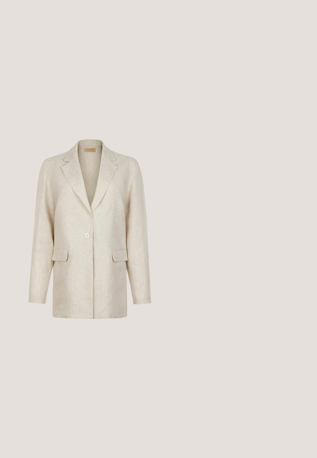Beige enkeltknappet blazer med hakkede revers, lange ærmer og to frontlommer med klap, lavet af tekstureret stof.; Hvid langærmet skjorte lavet af hør med button-down krave, enkelt brystlomme og afrundet nederste kant. Har standard frontlukning med knapper.; Løse hvide bukser med elastisk talje og snøre, vist mod en ensfarvet baggrund.; Beige kileespadrille med flettet juteplatform, lukket tå, ankelrem med spænde og struktureret hælkappe i neutrale toner.; Marineblåt firkantet tørklæde med små hvide og røde geometriske mønstre og en tynd hvid kant langs kanterne.; Stor stråtask med en tekstureret, beige yderside og to brede håndtag. Har et læderbånd som lukning.