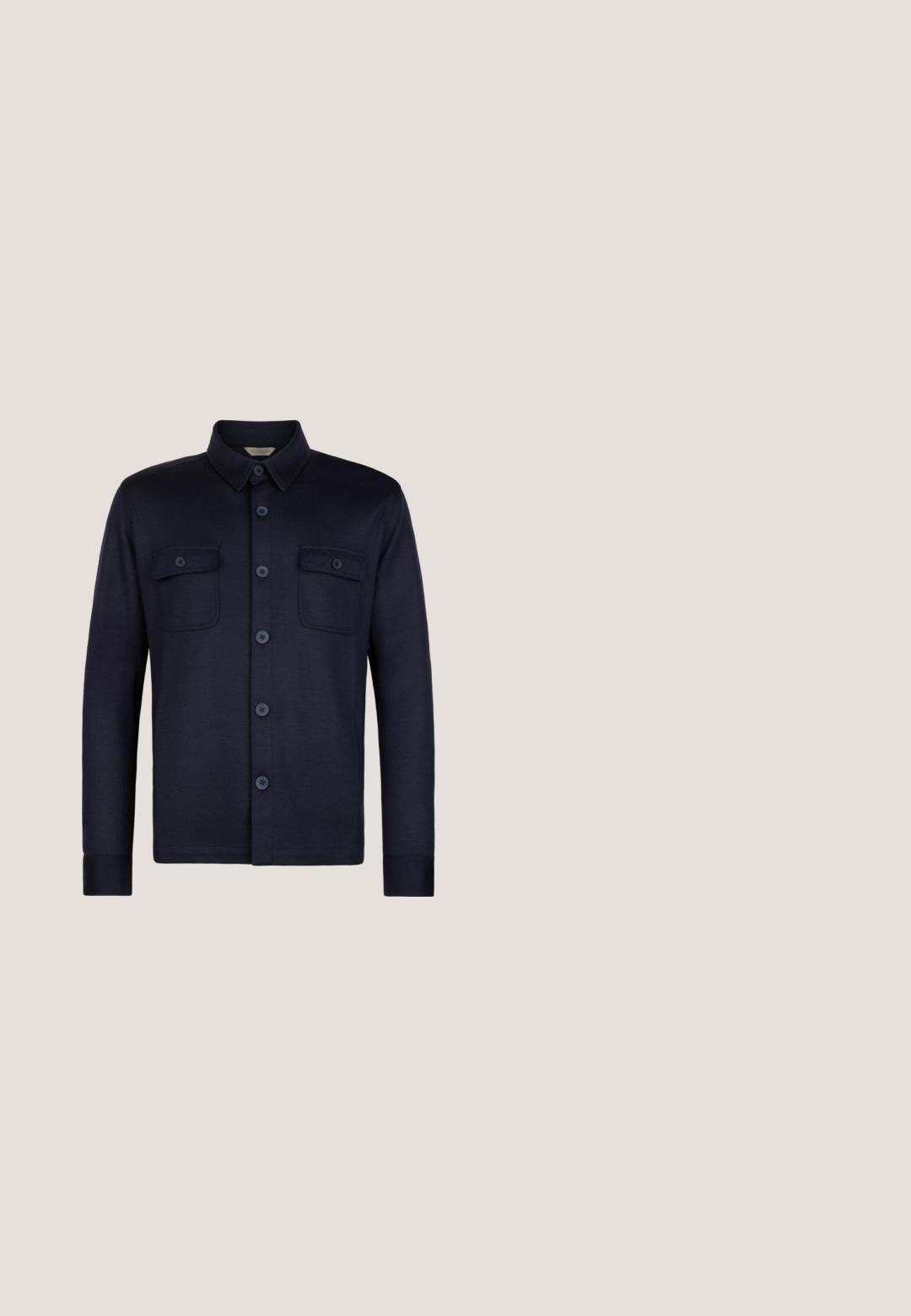 Marineblaue Hemdbluse mit langen Ärmeln und zwei Brusttaschen. Hergestellt aus einem glatten Stoff mit einem Kragen und dunklen Knöpfen.; Helleblaue Langarmshirt aus glattem Stoff mit einem Stehkragen und einer Frontknopfleiste mit sieben Knöpfen. Keine Muster oder Akzente.; Marineblaue Herrenhosen in formellem Stil mit Gürtelschlaufen, vorderer Knopfleiste und verjüngtem geradem Bein.; Marineblauer Wildleder-Slipper mit beiger gewebter Zwischensohle und hellbrauner Gummiaußensohle, seitlich auf weißem Hintergrund gezeigt.; Dunkelblaue Lederaktentasche mit zwei Griffen und Reißverschluss, rechteckige Form, minimalistisches Design, kleines Markenlogo auf der Vorderseite.; Blauer gewebter Stoffgürtel mit geflochtener Textur, silberner rechteckiger Schnalle und dunkelblauem Leder-Gürtelschlaufe, auf weißem Hintergrund aufgewickelt.