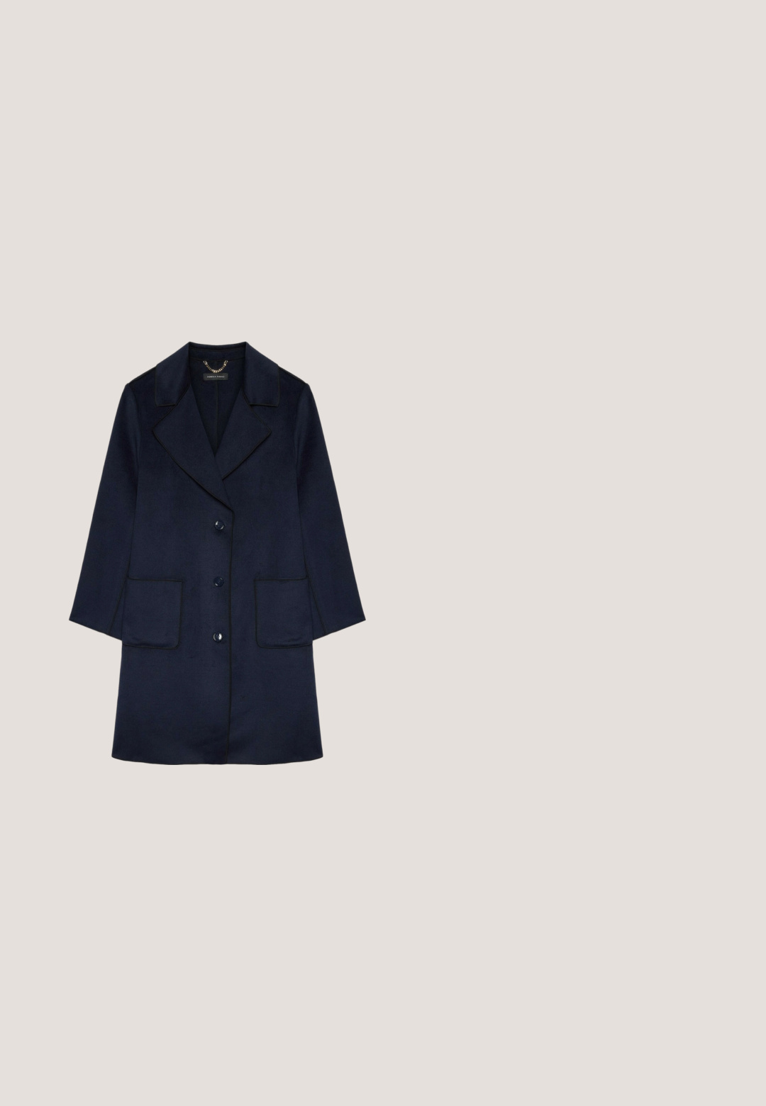 Mørk marineblå lang frakke med brede revers, tre knapper foran og to store firkantede lommer på hvid baggrund.; Vero Moda Curve Knitted VMCGOLD Short - Strikkjoler - navy blazer; Brune læderknæhøj støvle med spids tå og chunky tekstureret hæl. Glat finish med minimal sømdetaljer.; Rektangulære brune solbriller med tykke skildpaddemønstrede stel og "Quay"-logo på stangen, placeret på en lys overflade.; Brun ruskindshåndtaske med frontlomme med klap, gyldne kædestropper og lynlås i toppen, vist mod en ensfarvet hvid baggrund.; Metalliske guldøreringe i en snoet design. Rund form med en glat, shiny overflade og nålelukning. Substantial bredde og dybde.