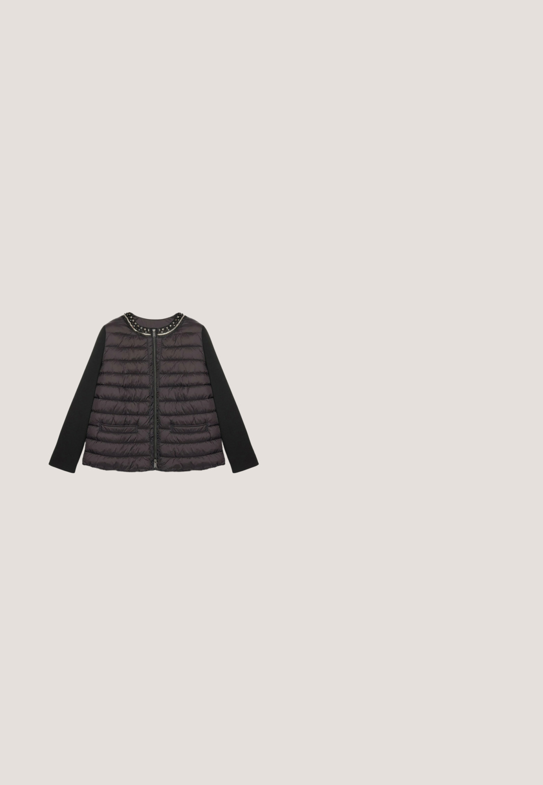 Schwarze gesteppte Jacke mit langen einfarbigen Ärmeln, vorderem Reißverschluss, zwei Taschen und dekorativem Nietenbesatz am Kragen.; Schwarzes Baumwoll-T-Shirt mit mehreren mit Strass verzierten Schleifenmotiven auf der Vorderseite. Rundhalsausschnitt und kurze Ärmel.; Schwarze Skinny-Jeans mit mittelhohem Bund, die eine glatte Textur aufweisen und mit kleinen, glänzenden Nieten im vorderen Taschenbereich verziert sind.; Schwarze Leder-Ankle-Boots mit doppelten Schnallenakzenten, Reißverschluss, robuster Sohle und glatter Textur. Verfügt über ein robustes, stilvolles Design.; MISAKO DIONES - Handtasche - black; Silberne Halskette mit fünf herzförmigen Anhängern, die unterschiedliche Strukturen aufweisen, sowie einem kleinen dreieckigen Anhänger. Verstellbare Länge mit Verschluss.