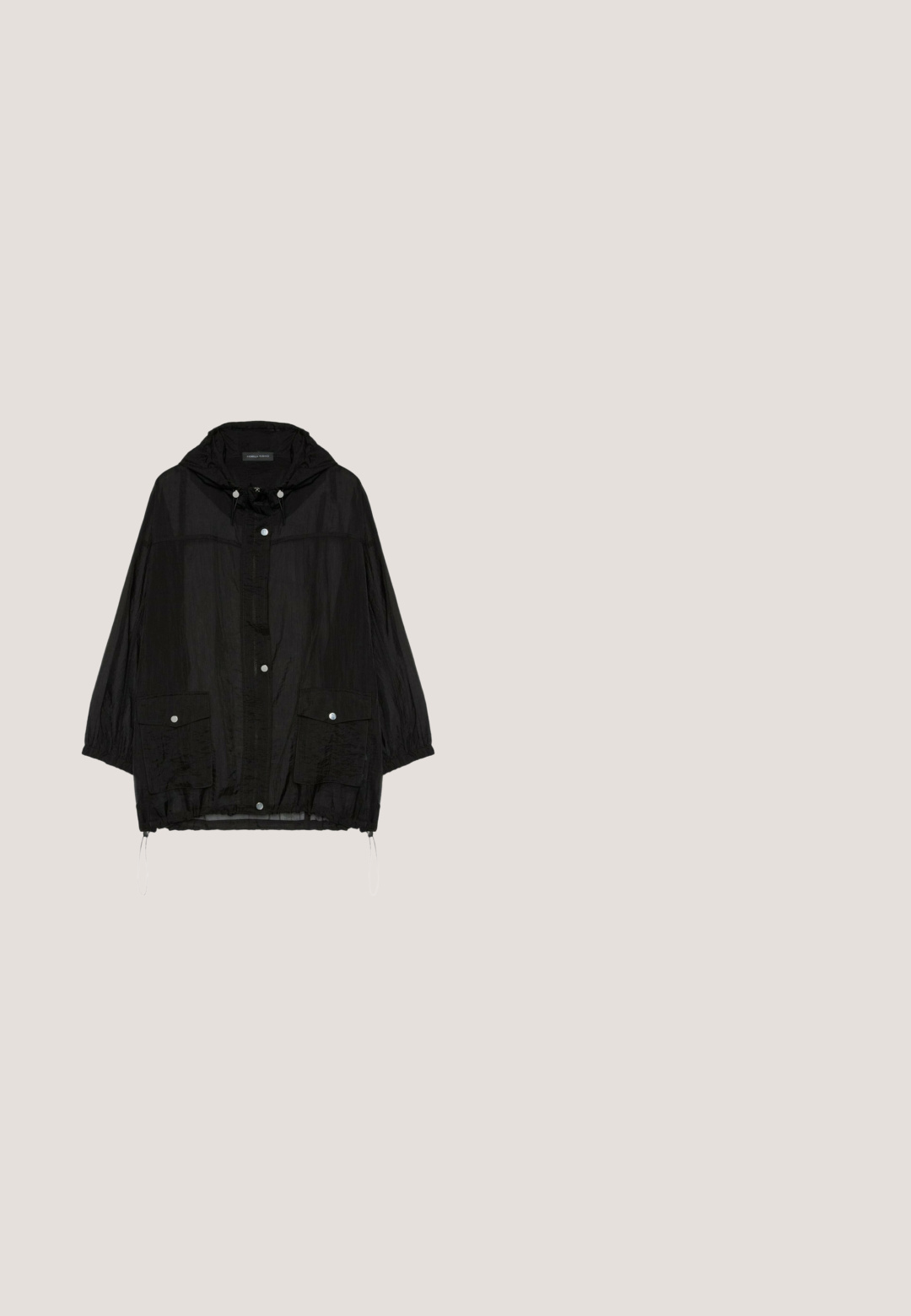 Schwarze leichte Kapuzenjacke mit vorderen Druckknöpfen, zwei großen Klappentaschen, elastischen Bündchen und verstellbaren Kordeln am Saum.; Schwarze High-Waist-Hose mit weitem Bein, elastischen Bündchen und einem gerippten, enganliegenden Bund.; Schwarze Gummizehensandale mit strukturierter Sohle und Y-förmigem Riemen, seitlich auf weißem Hintergrund dargestellt.; Sonnenbrille im Cat-Eye-Stil mit schwarzen Kunststoffrahmen, grauen getönten Gläsern und glatter Oberfläche. Mit Logo am linken Bügel und gebogenen Schenkeln.; Schwarze gewebte Tragetasche mit zwei geflochtenen Griffen, rechteckiger Form und strukturiertem Muster, dargestellt auf einem einfarbigen weißen Hintergrund.; Schwarzes Schnurarmband mit metallischen Akzenten in Goldfarbe. Verfügt über einen runden Verschluss und ein strukturiertes Spiral-Detail in Goldfarbe. In der Länge verstellbar.