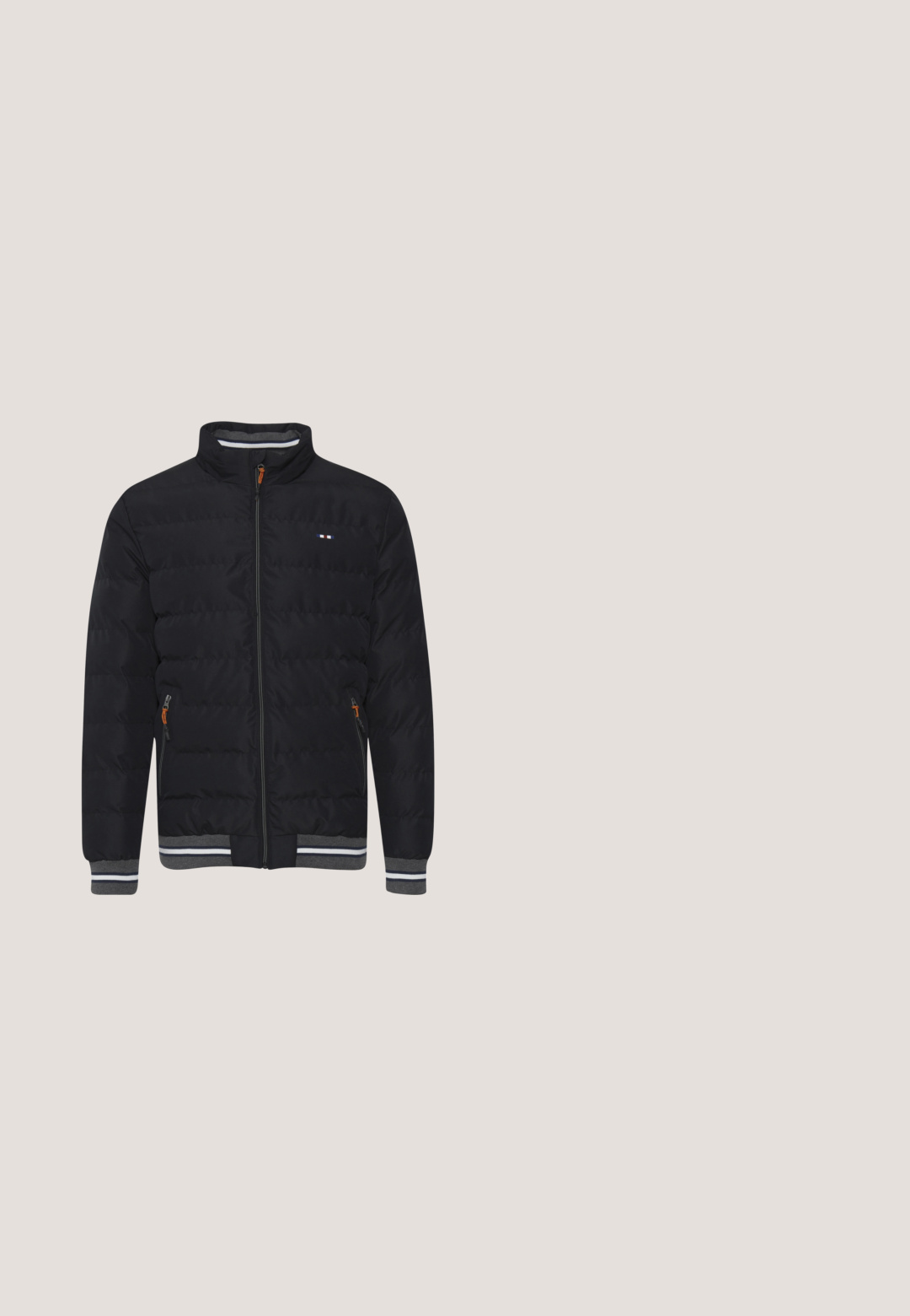 Schwarze Daunenjacke mit hohem Kragen, Reißverschluss, zwei Seitentaschen und kontrastierenden grauen Streifenakzenten an den Bündchen und am Saum.; Rotes kurzärmeliges Poloshirt mit zwei Knöpfen und einem kleinen rechteckigen Logo auf der linken Brust.; Herren Jeans aus blauem Denim mit geradem Schnitt, fünf Taschen, leichtem Verwaschungsdetail sowie einem standardmäßigen Knopf- und Reißverschluss.; Dunkelblaue Knöchelstiefel aus strukturiertem Leder, mit burgunderfarbenen Schnürsenkeln und Metallösen, einer robusten Gummisohle und einem Kunstpelzfutter.; Schwarze, strukturierte Leder-Umhängetasche mit Frontreißverschlusstasche und verstellbarem Riemen, gebrandmarkt mit dem Tommy Hilfiger-Logo in silberner Schrift.; Schwarzer Ledergürtel mit silberner Metallschnalle und kleinem rechteckigem Logo-Tag mit roten, weißen und blauen Streifen und Text.