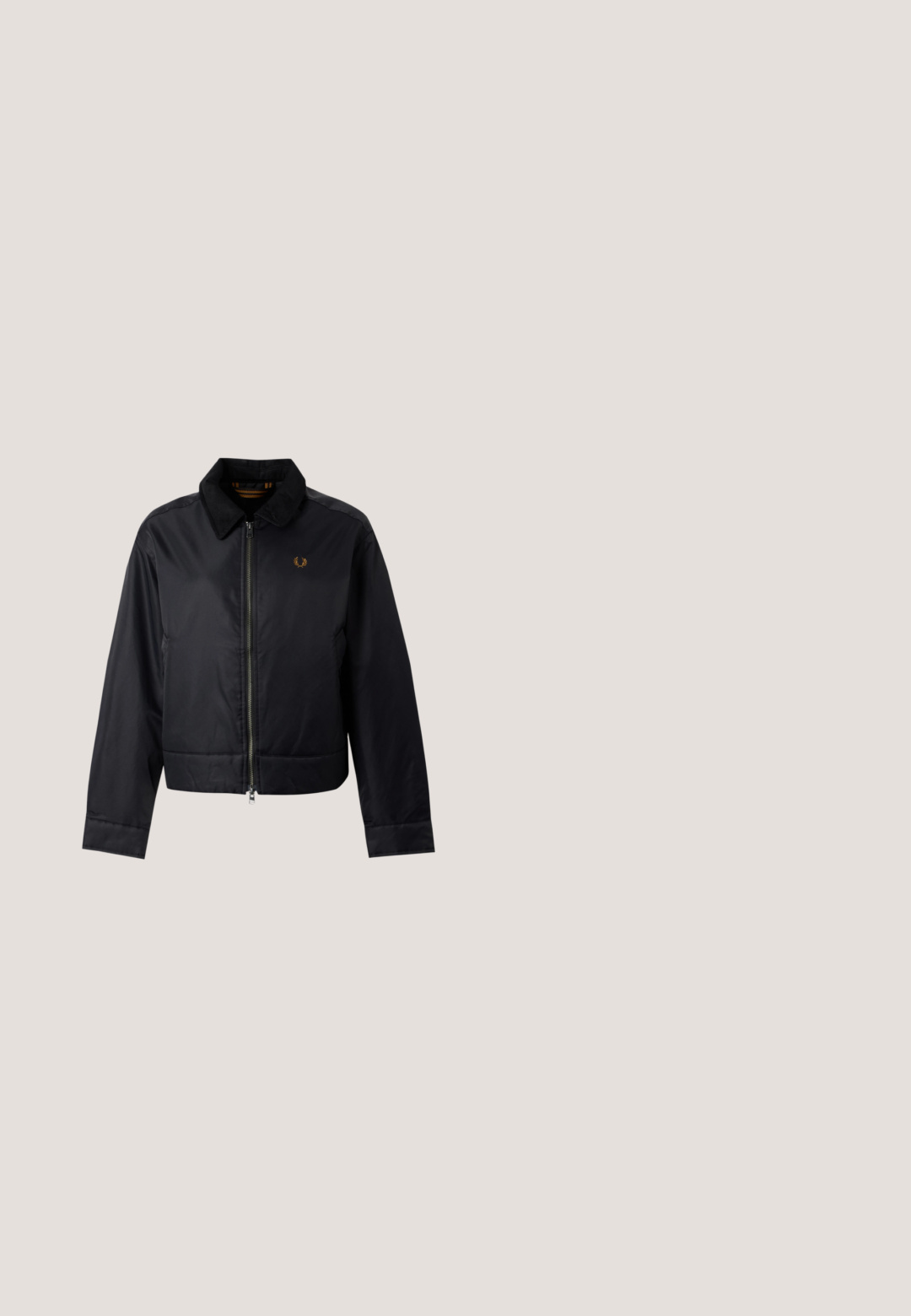 Veste noire zippée avec un col doux et un petit logo doré brodé sur la poitrine gauche, présentée sur un fond clair uni.; T-shirt court blanc avec une bordure noire aux manches et un petit logo noir de couronne de laurier sur la poitrine gauche, col rond.; Pantalon de survêtement violet avec une taille élastique, des poches latérales et un design graphique doré sur la jambe gauche. Matière douce avec une coupe ample.; Baskets noires et blanches au design incurvé, en cuir, avec un embout texturé noir et une semelle en caoutchouc naturel. Fermeture à lacets.; Sac noir en matériau texturé et brillant avec une poignée circulaire torsadée et une fermeture éclair. Présente un design doux et froissé.; Boucles d'oreilles en argent avec un design ondulé et texturé, en forme de croissants superposés ; la finition polie accentue les qualités réfléchissantes.