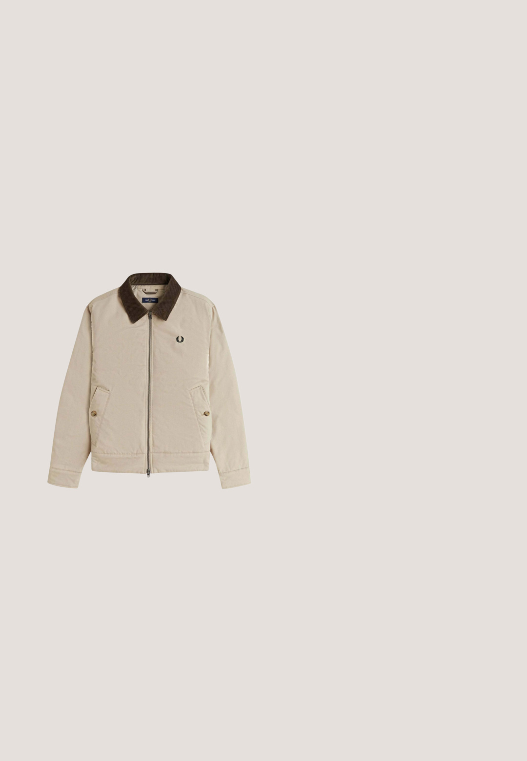Beige jas met een bruine corduroy kraag, ritssluiting en twee zijzakken. Heeft een klein geborduurd embleem op de borst.; Lichtblauwe hoodie met een voorzak en een klein wit cursief logo op de borst.; Korte mouwen, crème katoenen t-shirt met reliëf gouden logo's en banieren, met een rechthoekig zwart etiket aan de voorkant.; Bruine sportbroeken van gladde stof, met witte zijstripe en een elastische tailleband. Inclusief zakken aan beide zijkanten.; Bruine leren enkellaars met zwarte veters, metalen veteroogjes, gevoerde kraag en gestructureerde donkergrijze zool, ontworpen voor gebruik buitenshuis.; Bruine synthetische toilettas met volledig logo-patroon, ritssluitingen en een zijhandvat. Heeft een driehoekig merkembleem.