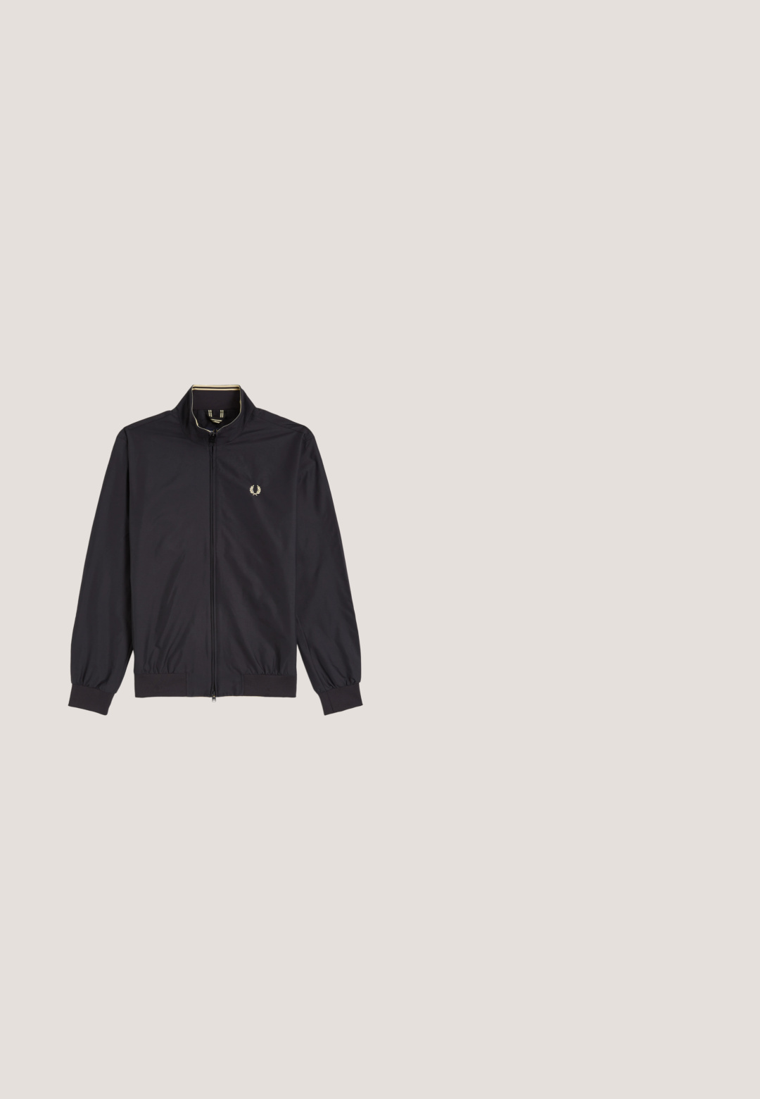 Musta vetoketjullinen takki, jossa on pystypystykaulus, joustavat hihansuut ja helma, ja vasemmassa rinnassa pieni kirjailtu laakeriseppeleen logo.; Mustapohkainen pitkähihainen crew neck -neule, yksinkertainen suunnittelu, esillä valkoisella taustalla, jossa on huomaamaton brändilogo kauluksessa.; Tummansininen, pitkähihoinen napillinen kauluspaita, jossa on kaulus ja hienovarainen kirjailtu logo vasemmassa rinnassa vaaleaa taustaa vasten.; Tummansinisiä corduroy-housuja suoraa lahjetta, joissa on napitus, vyötärö ja kaksi etutaskua.; Laivastonsininen lenkkari, jossa on suora nahkainen päällinen, valkoinen välikenkä ja kumipohja. Varustettu vaaleanruskeilla yksityiskohdilla ja teksturoidulla kuviolla.; Mustekki mustasta synteettisestä nahasta, jossa on sileä pinta, suorakaiteen muotoinen, kaksinkertaiset kahvat ja sivukiinnikkeet säädettävälle hihnalle.