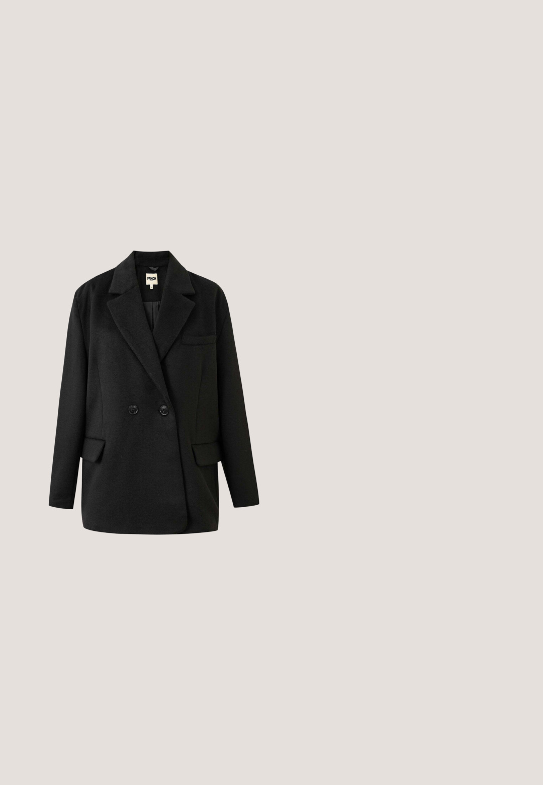 Zwarte double-breasted blazer met omgeslagen revers, voorzakken en een gladde stoftextuur. Minimalistisch ontwerp met twee knopen.; Zwart-wit horizontaal gestreept shirt met lange mouwen en col. Zachte stof, aansluitend ontwerp en naadloze halslijn.; Zwarte, op maat gemaakte broek met een rechte pijp, voorzien van een gladde textuur en een taille op middenhoogte. Geen zichtbare sluitingen of patronen.; Zwarte leren enkelboot met een spitse neus en een stevige, geribbelde hak. Voorzien van een aantrekstrip aan de achterkant voor gemakkelijk aan- en uittrekken. Glad textuur.; Zwarte leren hobo-tas met een gebogen silhouet, een enkele schouderband en een gouden logo-accent aan de onderkant. Gladde textuur.; Gouden oorbellen met een slank, gebogen maanvormig ontwerp en een glanzende afwerking. Inclusief een post-back sluiting.