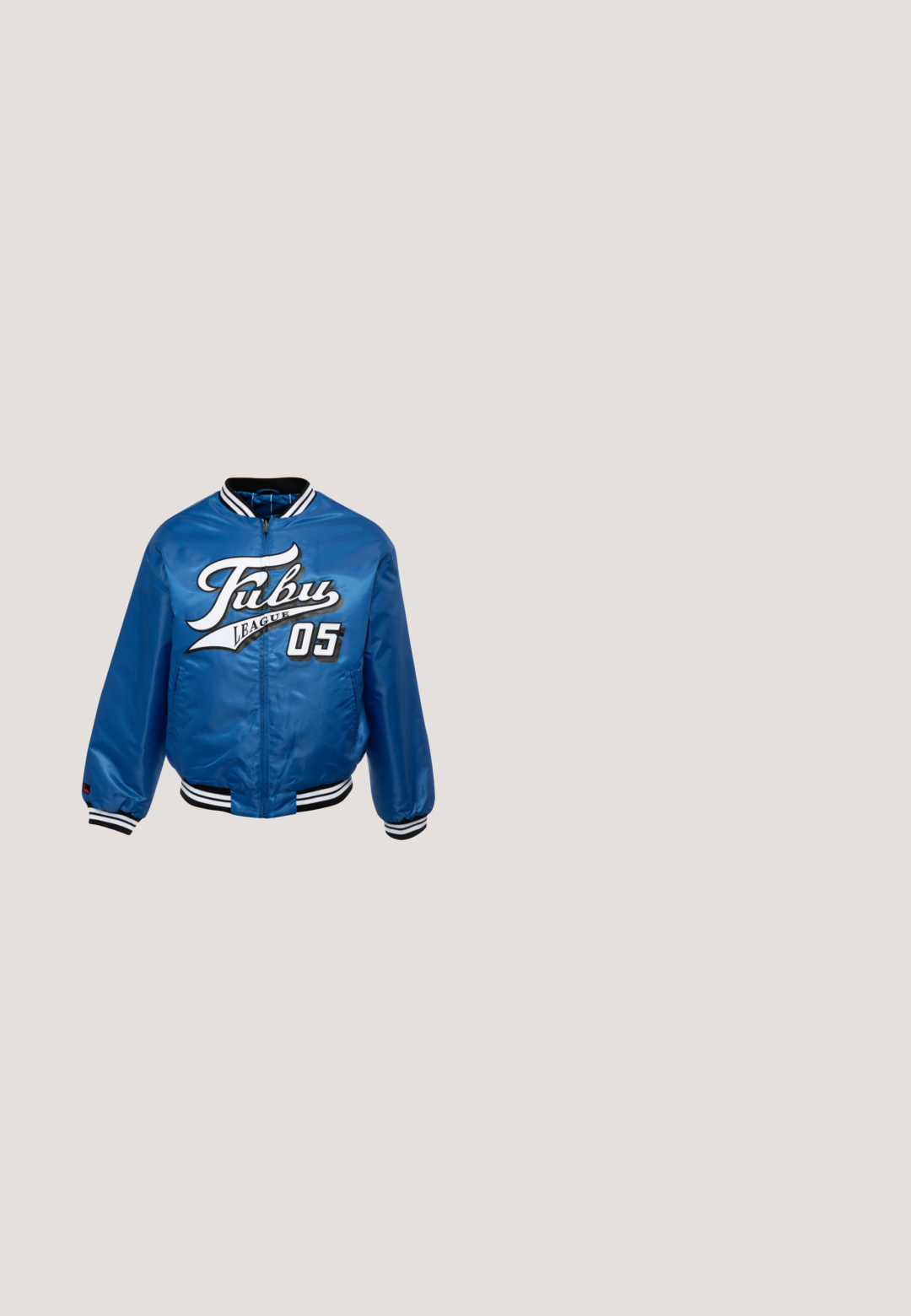 Blaues Satin-Bomberjackett mit schwarz-weißen Rippbündchen, versehen mit einem auffälligen weißen und schwarzen Logo "Fubu League 05" auf der Vorderseite.; Blauer Kapuzenpullover aus Baumwollmischung. Mit einer praktischen Kängurutasche vorne und weißem Text "LOST YOUTH™" auf der Brust.; Blaues Baumwoll-T-Shirt mit kurzen Ärmeln, das weißen Text zeigt: "I CAME LIKE A KING LEFT LIKE A LEGEND" und eine kleine Kronengrafik.; Lila Sweatpants mit elastischem Bund und verstellbarem Kordelzug. Mit gerippten Bündchen und geradem Bein-Design, aus weichem Material gefertigt.; Weißer High-Top-Sneaker mit blauen und gelben Akzenten, gelben Schnürsenkeln, rotem Innenfutter und der Unterschrift „Patrick Ewing“ an der Seite.; Marineblaues quadratisches Umhängetasche aus strukturiertem Material, mit einem Reißverschluss, verstellbarem Gurt und einer Logo-Plakette auf der Vorderseite.
