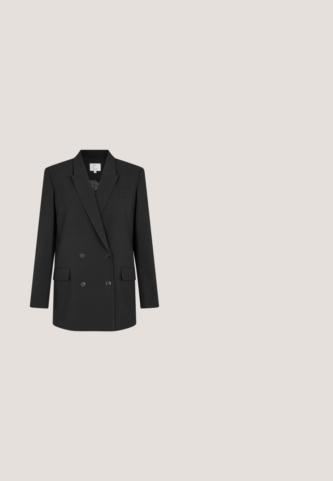 Sort dobbeltradet blazer med hakkede revers, fire knapper, to forlommer med klap og en brystlomme, størrelse small.; Sort bomuldstop med rund halsudskæring og smalle stropper. Enkelt design uden mønstre eller detaljer.; Sort knælang nederdel i et blødt, strækbart stof, med en snoet knude detalje i taljen og en slank, tætsiddende silhuet.; Åben tå hæl sandal i mørk bourgogne lakeret læder, med tre tynde stropper og en firkantet blokhæl. Glat overflade, minimalistisk design.; Even&Odd Solbriller - black; Sort læderhåndtaske med en triangular form, skrå klap og et rundt håndtag. Har en glat overflade og minimalistiske design detaljer.