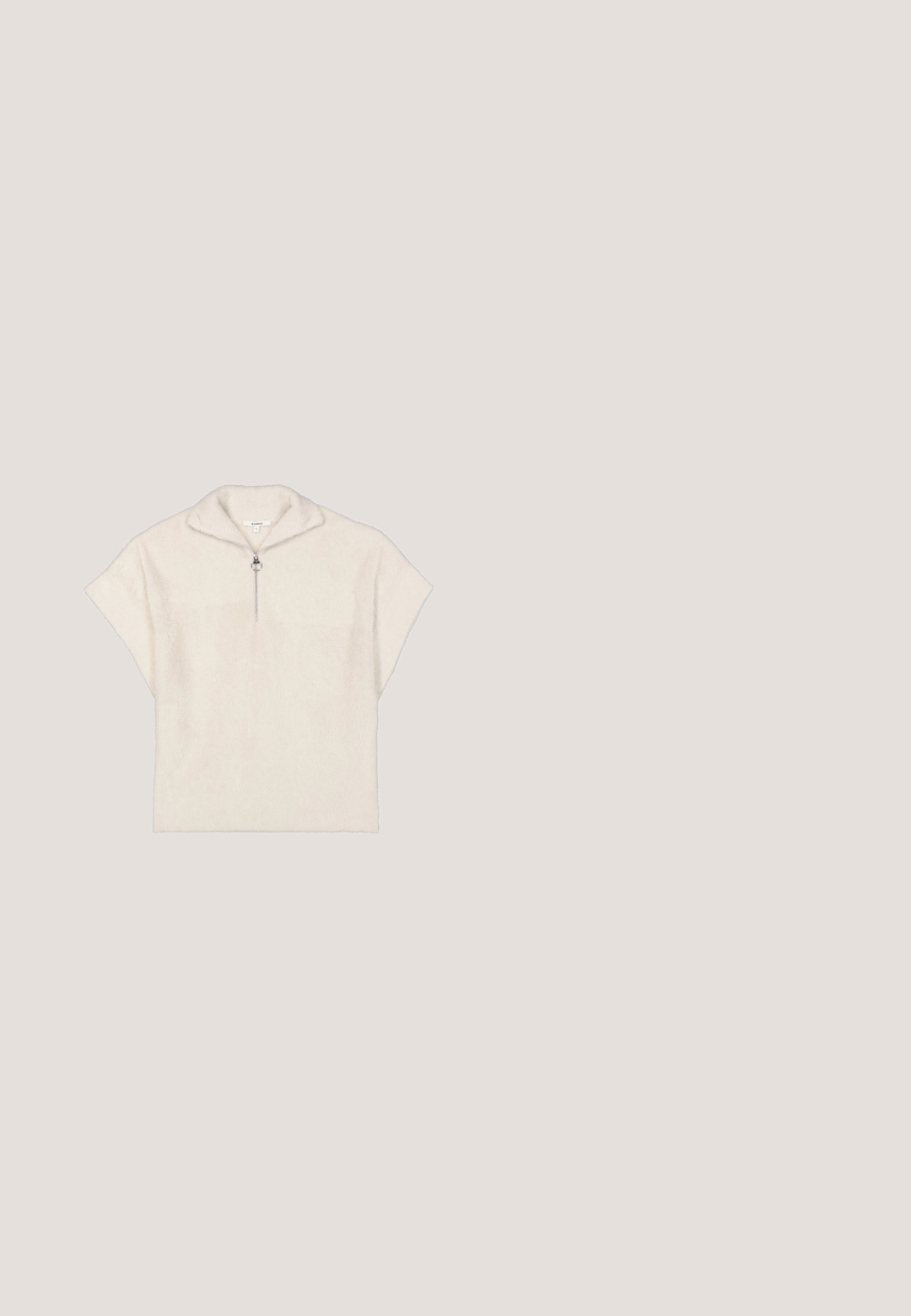 Crème-kleurige fleece pullover met korte mouwen, een rechte kraag en een rits aan de voorkant met een ronde trekker.; Beige oversized sweatshirt met korte mouwen, verzakte schouders en een ronde hals, afgebeeld op een witte achtergrond.; Bruine corduroy broek met een rechte pijpdesign, voorzien van voortasjes en een knoopsluiting. Getextureerde stof met ribbelpatroon.; Witte leren sneaker met een gladde textuur, beige accenten, laag ontwerp en rubberen zool met groeven voor grip.; Donkerbruine leren schoudertas met gebogen bodem, gouden ritssluiting, verstelbare riem en klein gouden "nat & nin" logo aan de voorkant.; Fijne ketting van roségoud met vijf gelijkmatig verdeelde kleine vierkante kristalbedels en een verstelbare karabijnsluiting.