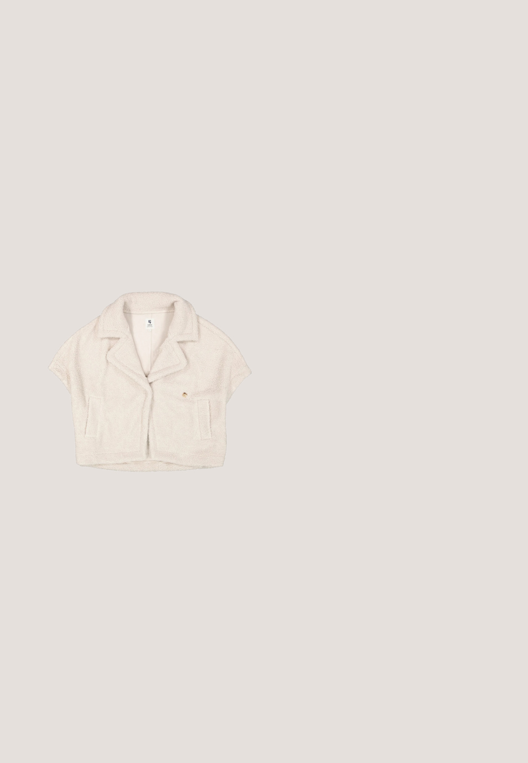 Gekürzte cremefarbene Jacke aus weichem, strukturiertem Stoff. Sie verfügt über einen Reverskragen, kurze Ärmel und zwei Fronttaschen.; Beige gestrickter Pullover mit lockerer Passform, gerippten Bündchen und Saum, Rundhalsausschnitt und überschnittenen Schultern. Weicher Stoff mit minimalen Nähten.; Beiges kurzärmeliges Baumwoll-T-Shirt mit rundem Halsausschnitt und lockerem Sitz, dargestellt auf weißem Hintergrund.; Weiße Hose mit weitem Bein, mit schwarz-weiß gestreiftem elastischem Bund und Kordelzug, mit Fronttaschen und Bügelfalten.; Weißer Hausschuh mit einem weichen Kunstfellband, Filzoberteil, gepolsterter Sohle und einer strukturierten Gummisohle für rutschfesten Halt. Einfaches, rundes Design.; Beige Leder-Shopper mit strukturierten Seiten, zwei Schulterriemen und goldfarbenen Metallelementen.
