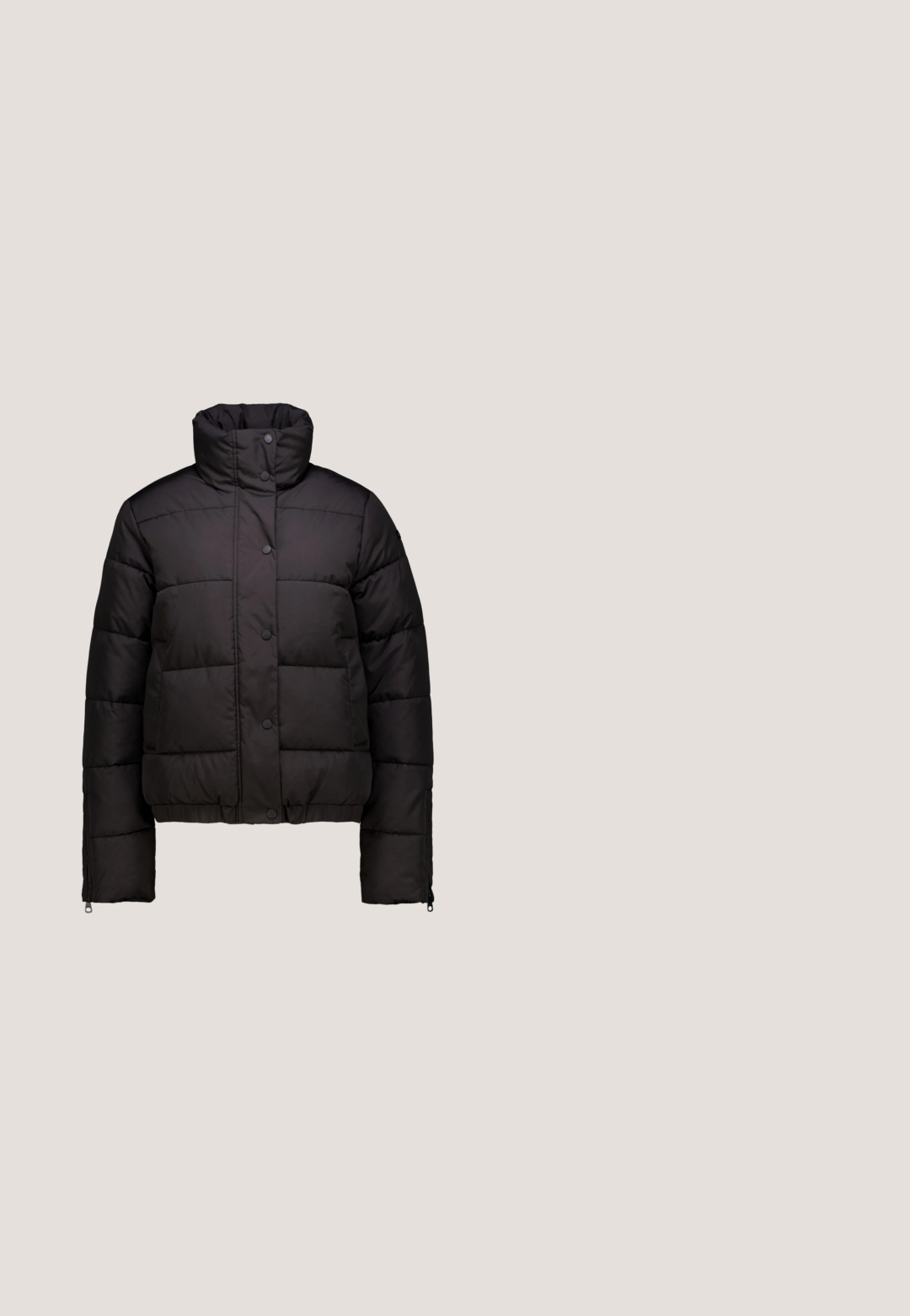 Korte zwarte pufferjack met een hoge kraag, met knoopsluiting en doorgestikt patroon, afgewerkt met een cropped silhouet en met ritsen bij de mouwen.; Zwarte hoodie gemaakt van een zachte katoenmix. Heeft een grote capuchon, lange mouwen en ribgebreide manchetten en onderrand. Eenvoudig, relaxed silhouet.; Zwart geribbeld crop top met lange mouwen en een hoge halslijn, met een uitsnijding bij de borst voor extra detail.; Zwarte joggingbroek met een verstelbare tailleband, een ritszak aan de zijkant en smalle cuffs. Gemaakt van een zachte, gestructureerde stof.; Nike Air Max schoenen in lichtroze, met een bovenwerk van mesh, een gewatteerde tong en een chunky, transparante zool met een golfpatroon.; Gequiltede zwarte schoudertas met een brede band en een zachte textuur. Heeft een rechthoekige vorm en een ruitpatroon stiksel op het oppervlak.