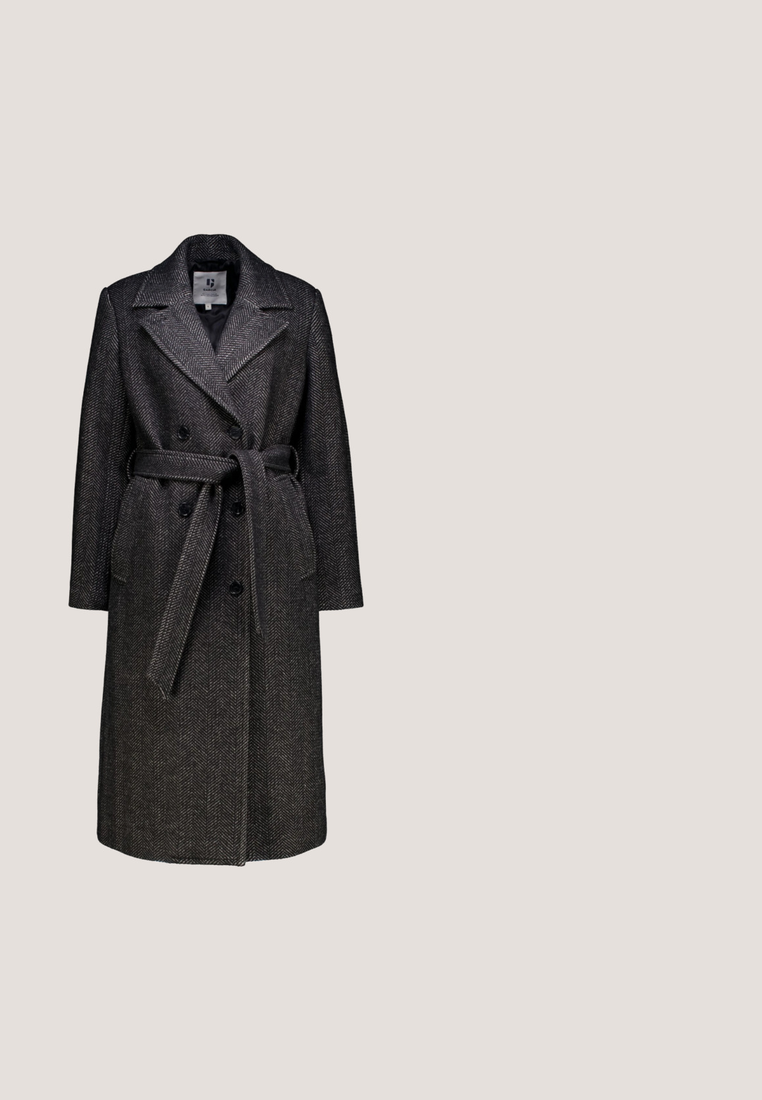 Trenchcoat mit Fischgrätenmuster in Schwarz und Grau. Doppelreihiges Design, breite Revers, gebundenem Gürtel und Fronttaschen. Stoff aus Wollmischung.; Schwarzes Strickkleid mit V-Ausschnitt, langen Ballonärmeln und seitlichen Schlitzen. Der Stoff hat eine weiche Textur und eine lockere Silhouette.; Schwarze High Heel Stiefel mit einer Kombination aus glattem und Wildleder-Textur, runder Zehenpartie, gebogenem Schaft und einer goldenen Akzent-Schnalle.; Schwarze übergroße Sonnenbrille mit glänzender Oberfläche, grauen verlaufsfähigen Gläsern und silbernen Akzentdetails an den Bügeln. Quadratisches Rahmen-Design.; Schwarze Leder-Crossbody-Tasche mit strukturiertem Oberflächen, verstellbarem Riemen und silberner Hardware. Verfügt über einen Frontklappe mit einem Druckverschluss.; DKNY INLAY STUD - Ohrringe - black/gold-coloured