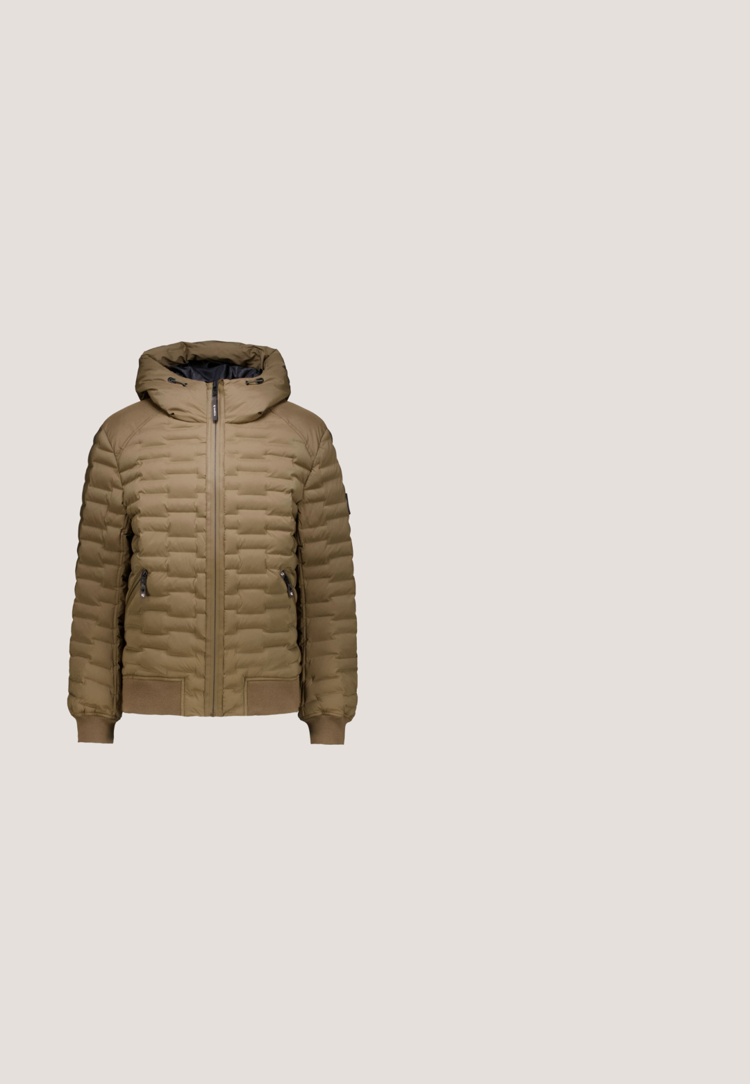 Braune Pufferjacke mit Reißverschluss vorne, Kapuze und gerippten Bündchen. Verfügt über ein gestepptes Design, zwei Seitentaschen und ein glattes Innenfutter.; Brauner Fleece-Pullover mit Druckknopfleiste, Reißverschlusstasche auf der Brust und hellgelbem Besatz am Kragen und Saum.; Weißes T-Shirt mit kurzen Ärmeln und Rundhalsausschnitt sowie einer kleinen Brusttasche vorne mit einem beige-roten rechteckigen Label.; Tarnfarbe Cargo-Hose in verschiedenen Grüntönen und Brauntönen, mit mehreren Taschen und einer lockeren Passform, aus strapazierfähigem Material.; Braune Leder- und Wildleder-Ankle Boots mit runder Zehenform, kontrastierender weißer Sohle, Schnürdesign und kleinen dreifarbigen Akzentdetails.; Schwarze Calvin Klein Schultertasche mit Frontklappe, Schnallenverschluss und verstellbarem Schultergurt auf weißem Hintergrund.