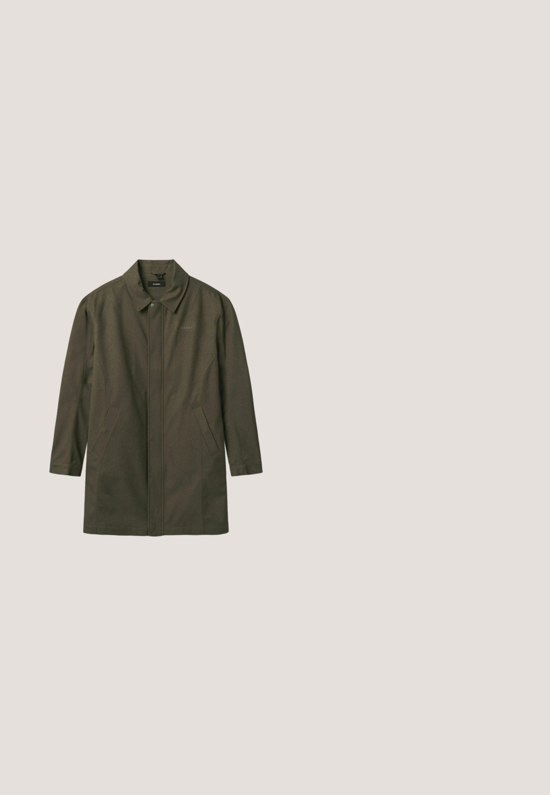 Abrigo verde oliva hecho de tejido texturizado, con cuello de solapa, cierre delantero a presión y dos bolsillos laterales. Branding mínimo en el pecho.; Jersey beige de manga larga con cuello redondo, puños y bajo acanalados, hecho de tela de punto ligera.; Camiseta de algodón color crema con mangas cortas. Presenta un pequeño diseño de texto impreso en el frente. Cuello redondo y ajuste estándar.; Pantalones beige de pierna recta con cintura elástica y cordón ajustable. Tejido ligero con una textura suave. Sin patrones visibles.; Botines de ante marrón con punta redondeada, costuras mínimas y suela de goma gruesa y texturizada. Presenta un diseño de cordones y una pestaña en el talón.; Bolso de tela marrón con una solapa de cuero suave, herrajes plateados y una correa negra ajustable. El diseño presenta un cierre frontal con hebilla y una forma rectangular.