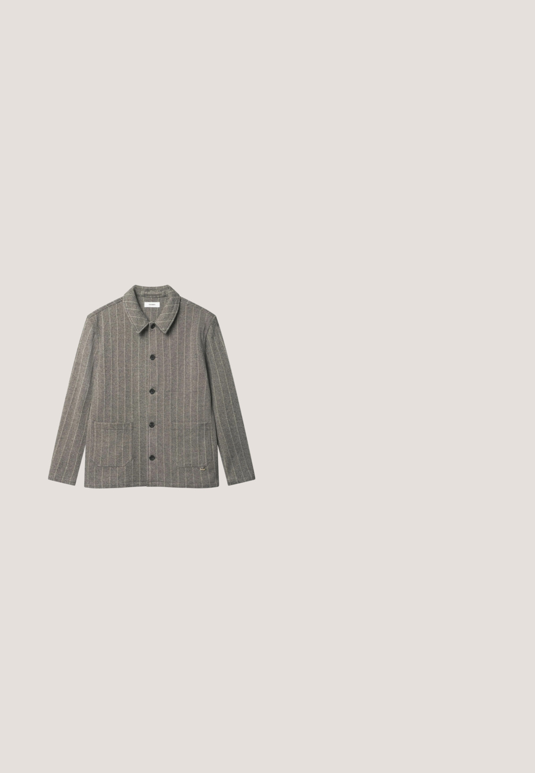 Gabba LIBRE STRIPES - Chaqueta fina - grey stripe; Suéter blanco de punto con cuello alto, cremallera parcial y pequeño logo de pájaro azul en el pecho izquierdo. Textura suave, puños acanalados.; Polo de manga larga en color crema, con cuello plano, tapeta de tres botones con botones en tono dorado y una tela suave y texturizada.; Pantalones grises a medida hechos de una tela texturizada, con una cinturilla alta, pliegues delanteros y un cierre de botón único.; Mocasines de ante negros con puntera redonda, ribete en contraste y suela de goma texturizada. Presentan un diseño minimalista y tacón plano.; Maletín de cuero negro con textura, con doble asa, correa de hombro desmontable, bolsillo delantero con cremallera y herrajes plateados.