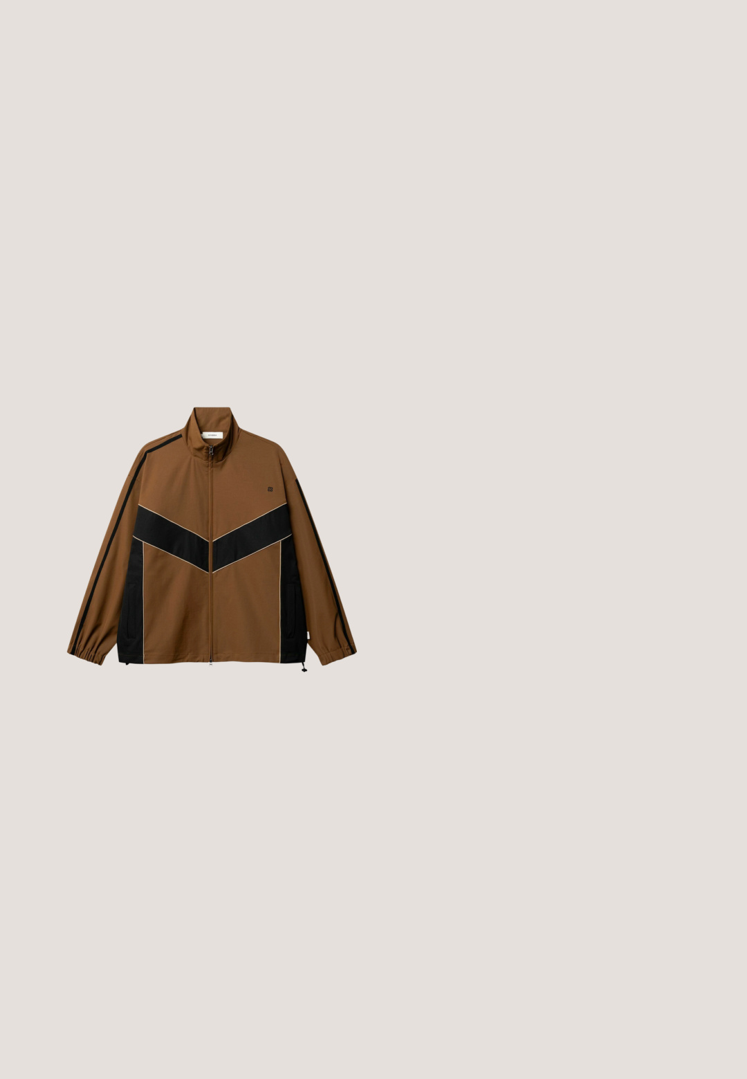 Veste marron zippée avec une bande chevron noire sur la poitrine, des panneaux latéraux noirs, des rayures noires sur les manches et des poignets élastiques.; T-shirt marron à manches courtes et col rond avec un petit logo blanc rectangulaire sur le côté gauche de la poitrine et un liseré orange à l'intérieur du col.; Shorts décontractés marron avec taille élastique, poches latérales et logo discret de la marque près de l'ourlet sur la jambe droite.; Botte de pluie en caoutchouc noir à finition mate, hauteur mi-mollet, semelle texturée, et sangle noire réglable en haut pour un ajustement sûr.; Lunettes de soleil aviateur en écaille avec verres dégradés marron et branches fines, présentées sur une surface blanche.; Trousse de toilette marron de créateur avec motif monogramme, poche avant zippée et logo Guess doré sur fond blanc uni.