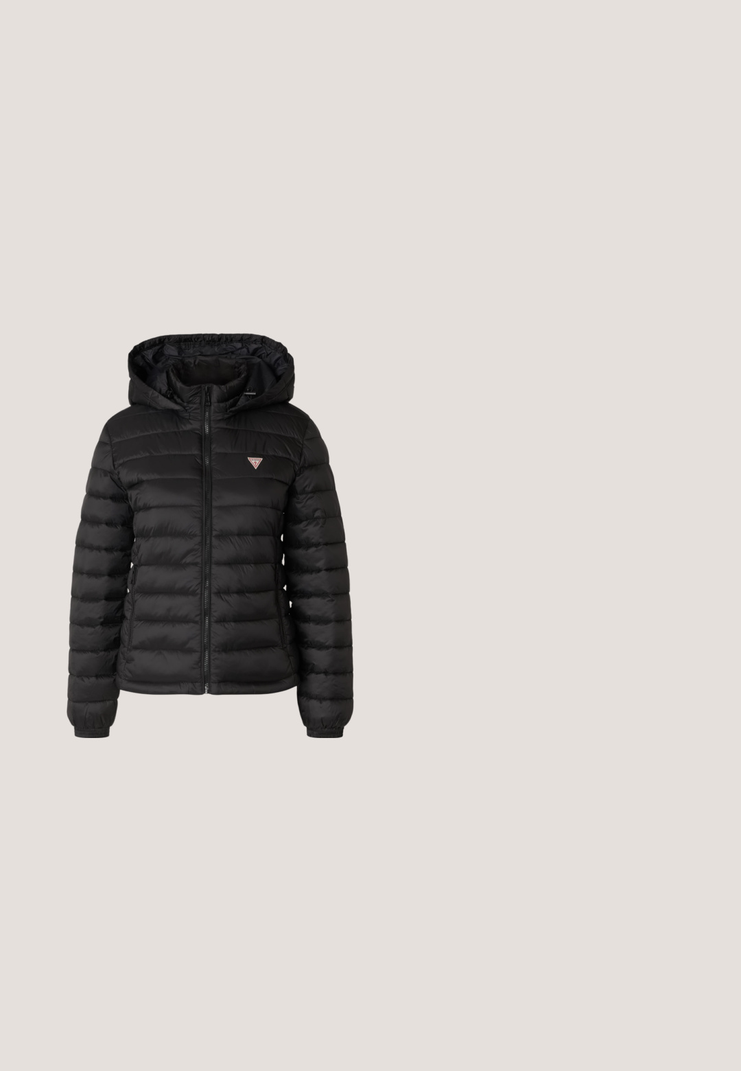 Zwarte pufferjack met een capuchon, ritssluiting, gestikte ontwerp en elastische manchetten. Bevat een klein logo op de borst en zijzakken.; Guess Jeans BIG TRIANGLE - Trui - jet black; Zwarte rechte jeans met knoop- en ritssluiting, riemlussen, en voor- en achterzakken op een witte achtergrond.; Zwarte slingback schoenen met een puntige neus, gemaakt van glad materiaal, met een kleine hak en een decoratieve zilverkleurige accent op de wreef.; Zwarte vierkante zonnebril met gradient lenzen, met een glanzende afwerking. De pootjes hebben een zwart-wit zebrapatroon. Eenvoudig logo aan de zijkant.; Zwarte lakleren schoudertas met een gebogen vorm, voorzien van een zilveren driehoeklogo en een ritssluiting. Gladde textuur en slanke schouderband.