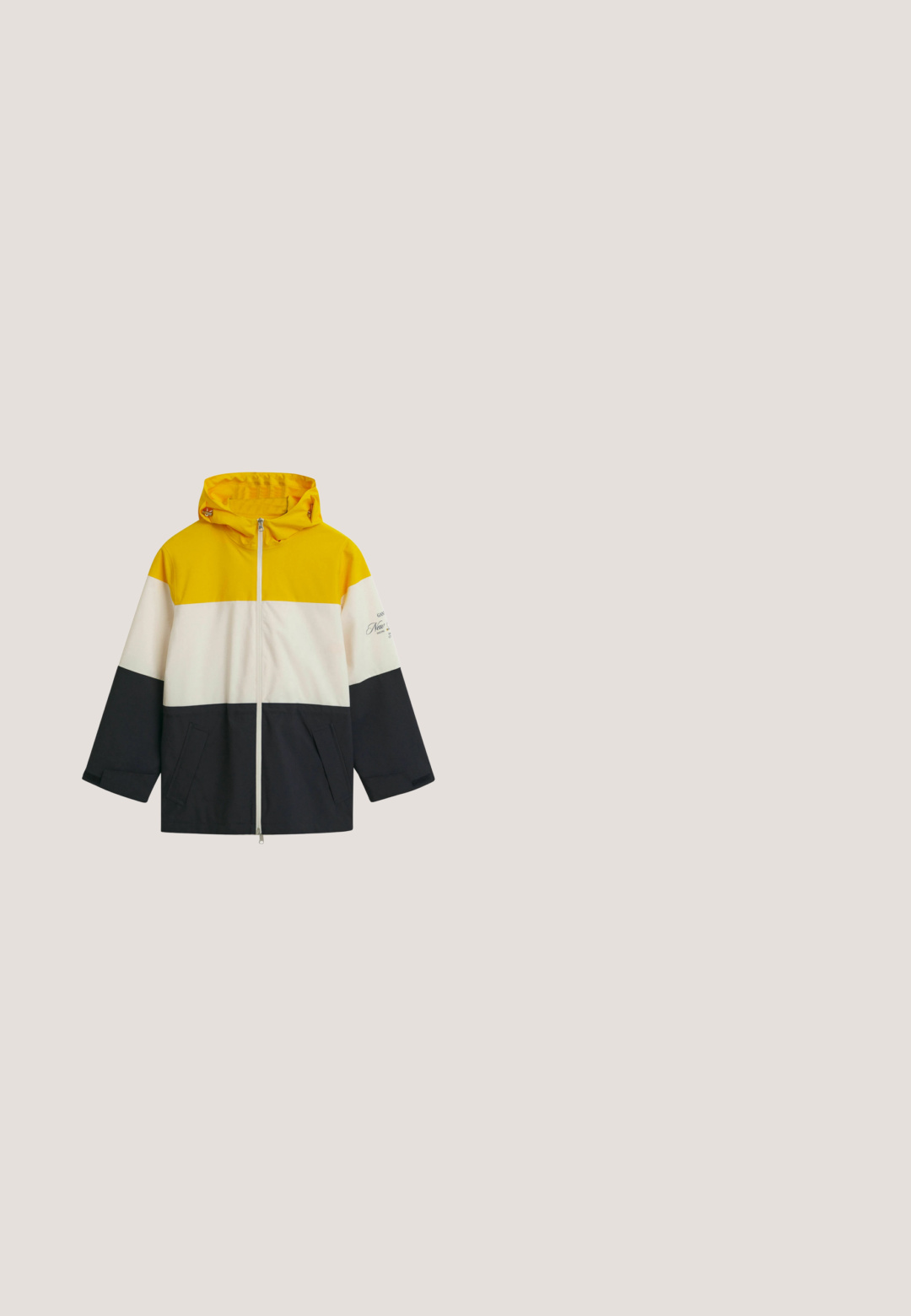 Chaqueta bloqueada en amarillo, blanco y azul marino con capucha, cremallera frontal, dos bolsillos laterales y detalle gráfico "Nautical" en la manga.; Sudadera de forro polar negra con cuello de media cremallera, que presenta un bolsillo en el pecho y acentos en blanco y gris contrastantes. Textura suave, diseño recortado.; Top gris de manga larga con un cuello alto, que presenta un tejido texturizado y franjas negras decorativas en los hombros, con un logo de Adidas en el pecho.; Pantalones cargo caqui con múltiples bolsillos con solapa en la parte delantera y los laterales, diseño de pierna recta y trabillas en la cintura.; Zapatillas altas negras con suelas de goma blanca, tejido texturizado, acentos verdes y naranjas, y cordones blancos. Costuras detalladas en los laterales.; Mochila negra con cierre enrollable, bolsillo frontal con cremallera, correas laterales dobles y compartimento inferior con cremallera, mostrada sobre fondo blanco.