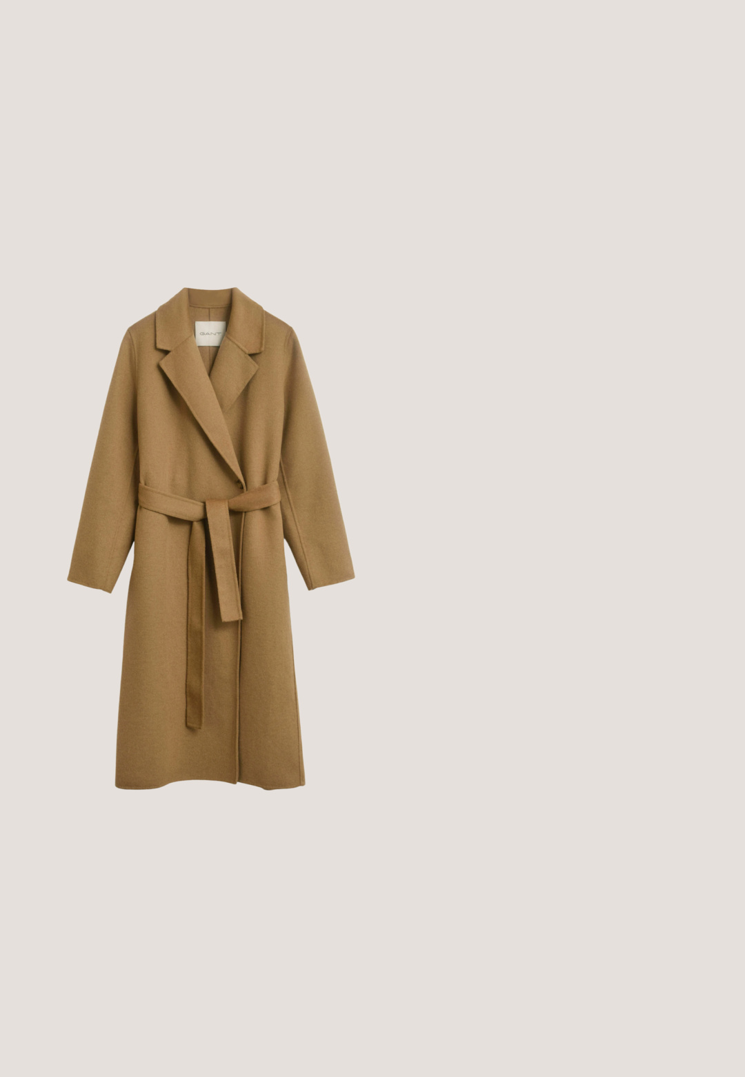 Manteau en mélange de laine marron au design long, avec des revers à cran, une ceinture à nouer à la taille et des manches longues. Texture lisse avec une finition douce.; Robe en tricot beige avec de longues manches évasées, un col rond et une texture douce ; tombe juste au-dessus du genou avec des bords finis.; Escarpin à talon haut en daim noir avec bout pointu, bride délicate et ornement circulaire doré près de l'avant du pied. Texture lisse.; Lunettes de soleil noires et épaisses avec une monture carrée et des verres dégradés. Équipées de branches noires et blanches à motif texturé. Marque dorée sur le côté.; Sac bandoulière en daim marron avec sangle en chaîne dorée, clous dorés, détails de couture, et fermoir rectangulaire doré gravé du nom de la marque.; Collier en chaîne doré avec un pendentif torsadé orné de pierres précieuses claires, finition métallique polie et un fermoir sécurisé.