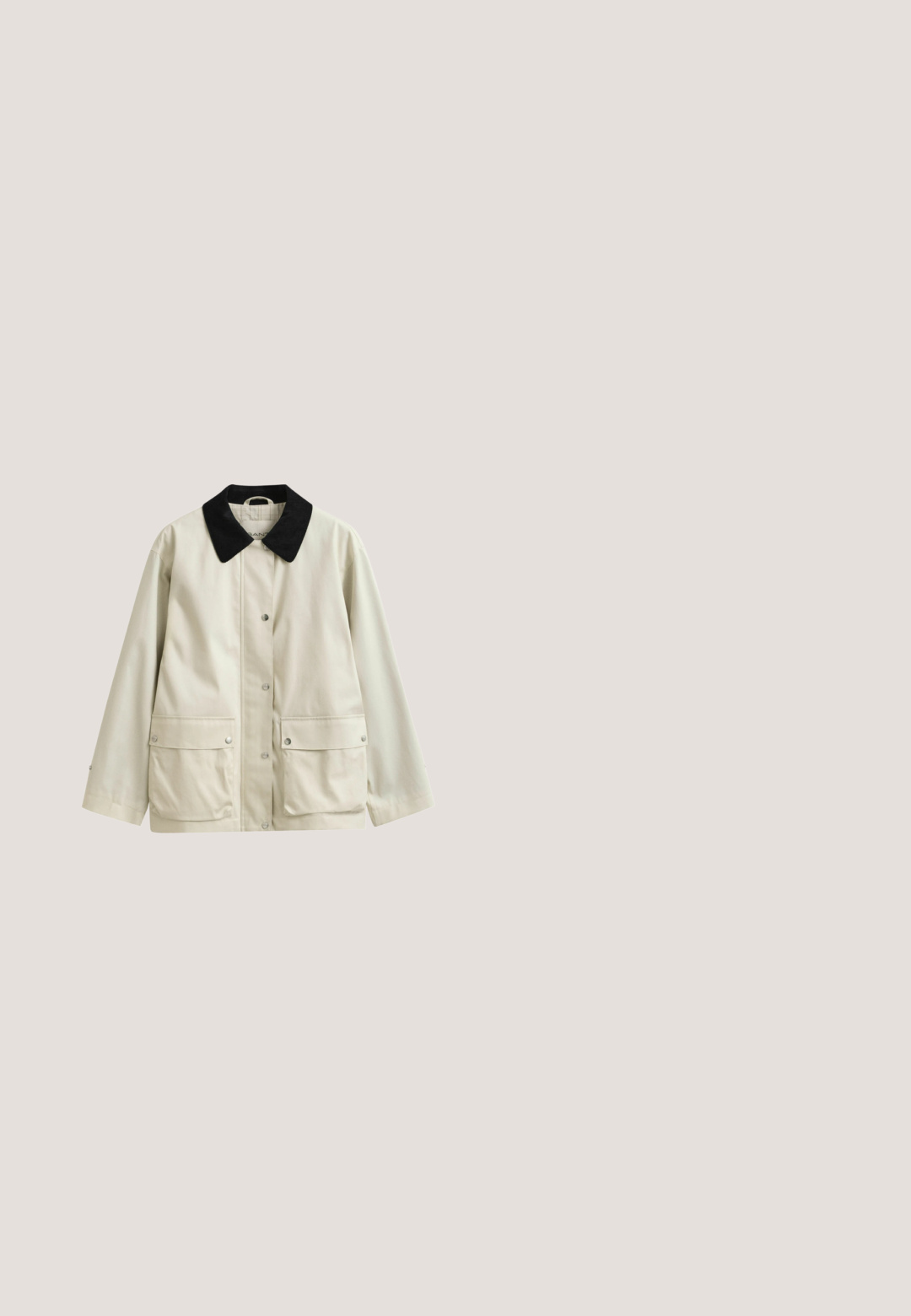 Beige jas met zwarte kraag, drukknopen aan de voorkant en twee grote zakken met drukknopen, afgebeeld tegen een effen witte achtergrond.; Marineblauwe polokleed gemaakt van een katoenmix, met korte mouwen, een kraag, knopen aan de voorkant en een bijpassende riem op de taille.; Zwarte platte loafer met beige zool, penny-band detail en gouden "TH" logo op de hiel, weergegeven op een neutrale achtergrond.; Zwarte rechthoekige zonnebril met dikke monturen en vervagende donkere lenzen, voorzien van een klein rechthoekig logo op de tempel.; Rechthoekige zwarte leren crossbodytas met gouden logo aan de voorkant en verstelbare stoffen band in rood-wit-blauwe strepen.; Zilveren oorbellen van sterling zilver met een gedraaide vorm, met gladde en glanzende oppervlakken. Geen zichtbare patronen of accenten.