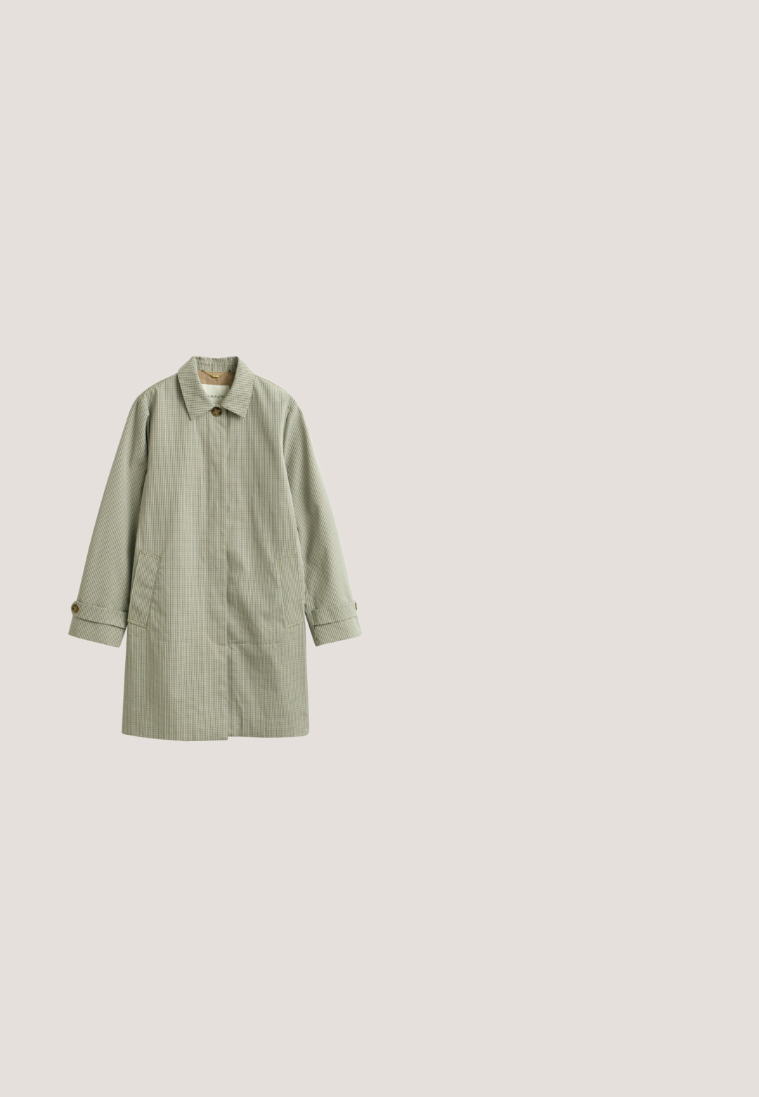 GANT CHECKED CAR  - Manteau court - oat beige; Pull en maille torsadée marron avec fermeture éclair quart-de-zip et col, poignets et ourlets côtelés, avec un petit logo brodé sur la poitrine.; Polo crème à manches courtes avec trois boutons et bordure noire sur le col et la patte de boutonnage, posé à plat sur un fond blanc.; Jean en denim bleu foncé avec une coupe droite. Comprend une fermeture éclair avec un bouton, cinq poches et des coutures contrastantes.; Bottine en cuir marron avec une boucle latérale, un bout arrondi et un petit talon bloc. Texture lisse et tige courte.; Sac à main en daim marron foncé avec des poignées en cuir arrondies, une bandoulière amovible et un charm cadenas doré avec des initiales sur le devant.