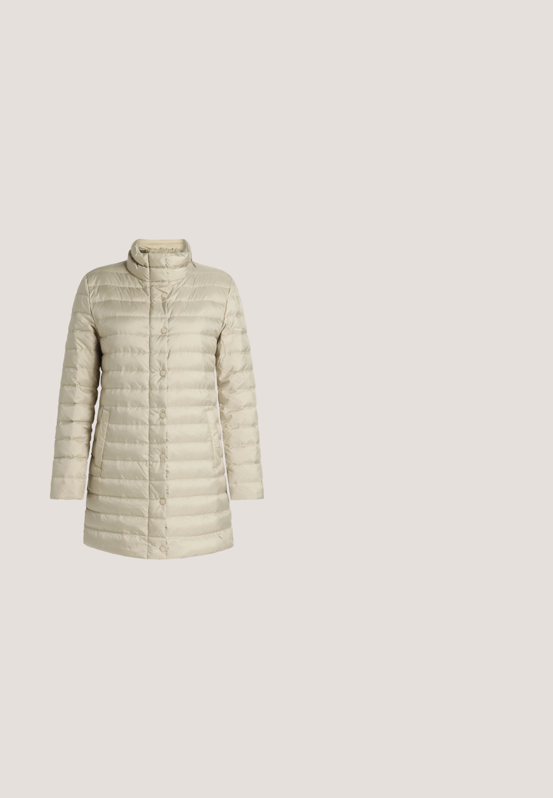 Beige quiltet lang dunjakke med høj krave, trykknaplukning og sidelommer, vist på en ensfarvet baggrund.; Lyserød langærmet rundhalset sweater med ribkanter ved ærmer og kant, med lille hvidt logo i skrift på venstre bryst.; Mørk vaskede denimjeans med slim fit, der har fem-lomme design, knaplukning og subtile syningsdetaljer. Glat tekstur hele vejen igennem.; Brun laklæder ankelstøvle med spids tå, firkantet hæl, sidelås og tre dekorative gyldne knapper. Glat, blank overflade.; Beige quiltet læder crossbody taske med guld kæde rem og guld BB logo spænde på frontklappen.; Sølv hoops øreringe med guldtonede cirkulære accenter og et udskåret mønster, der viser en poleret overflade og et slankt, moderne design.