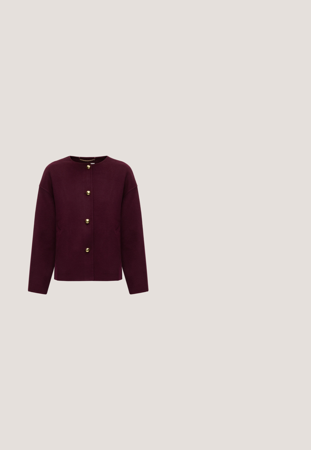 Donkerpaarse lange mouwen jas met ronde halslijn en vier grote ronde gouden knopen aan de voorkant.; Polo met korte mouwen met brede horizontale strepen in rood, lichtblauw en wit, en vier bruine knopen op de knopenlijst.; Donkerblauwe denim jeans met wijde pijpen, voorzakken, riemlussen en een knoopsluiting.; Bruine suède sneakers met witte accenten, ronde neus en rubberen zool. Voorzien van veters en een logo-detail aan de zijkant. Textuurafwerking.; Bruine suède handtas met bovenhandgreep, voorflapsluiting met twee goudkleurige gespen en een afneembare schouderriem.; Hangende oorbellen met donderpaarse ronde, getextureerde ovale, gouden en onregelmatige donkerbruine steenachtige kralen, verticaal gestapeld.