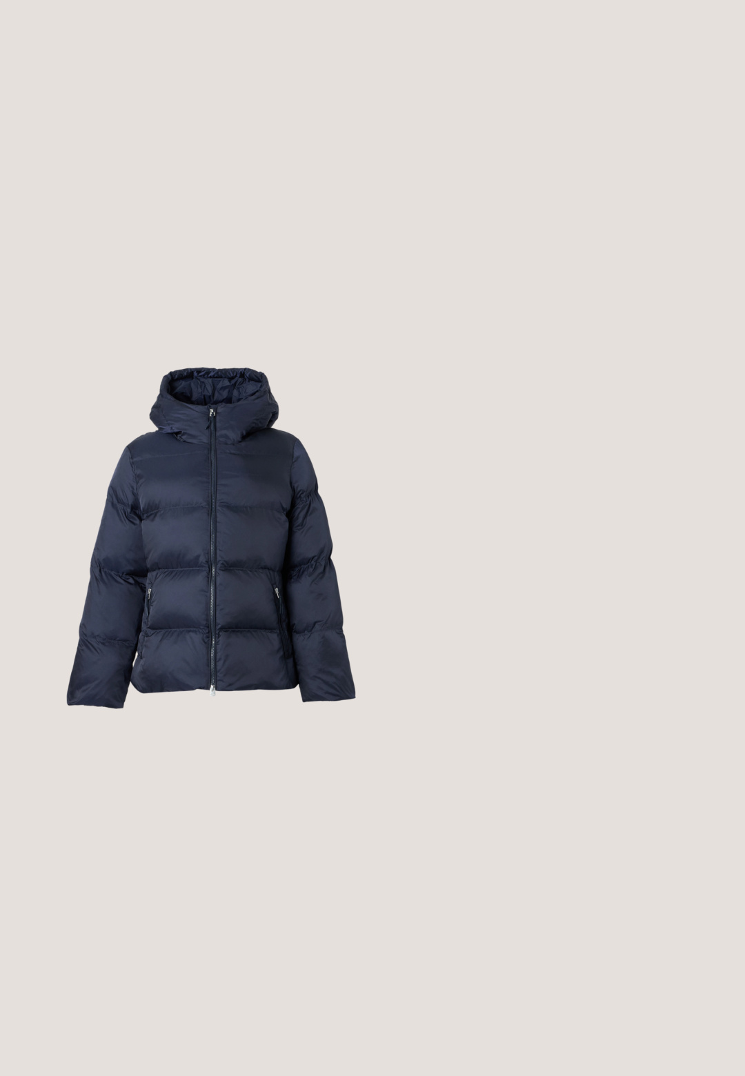 Marineblauwe donsjas met hoge kraag, capuchon, volledige ritssluiting aan de voorkant en ritssluitingen aan de zijkanten, ontworpen voor koud weer.; Marineblauwe crewneck trui van zacht gebreid materiaal, met lange mouwen en een klein groen krokodillenlogo op de borst.; Zwarte joggingbroek met elastische tailleband, trekkoord, zijzakken en elastische boorden bij de enkels.; Witte sneaker met geperforeerde details, een getextureerde zool, gouden accenten en een zwarte hielkap. Gladde materialen met een minimalistisch ontwerp.; Marineblauwe tote bag met dubbele lange handvatten, ritssluiting en klein krokodillenlogo aan de voorkant in het midden tegen een witte achtergrond.; Zilveren oorbellen in de vorm van een hart met overlappende hartontwerpen, een gladde afwerking en gebogen accenten.